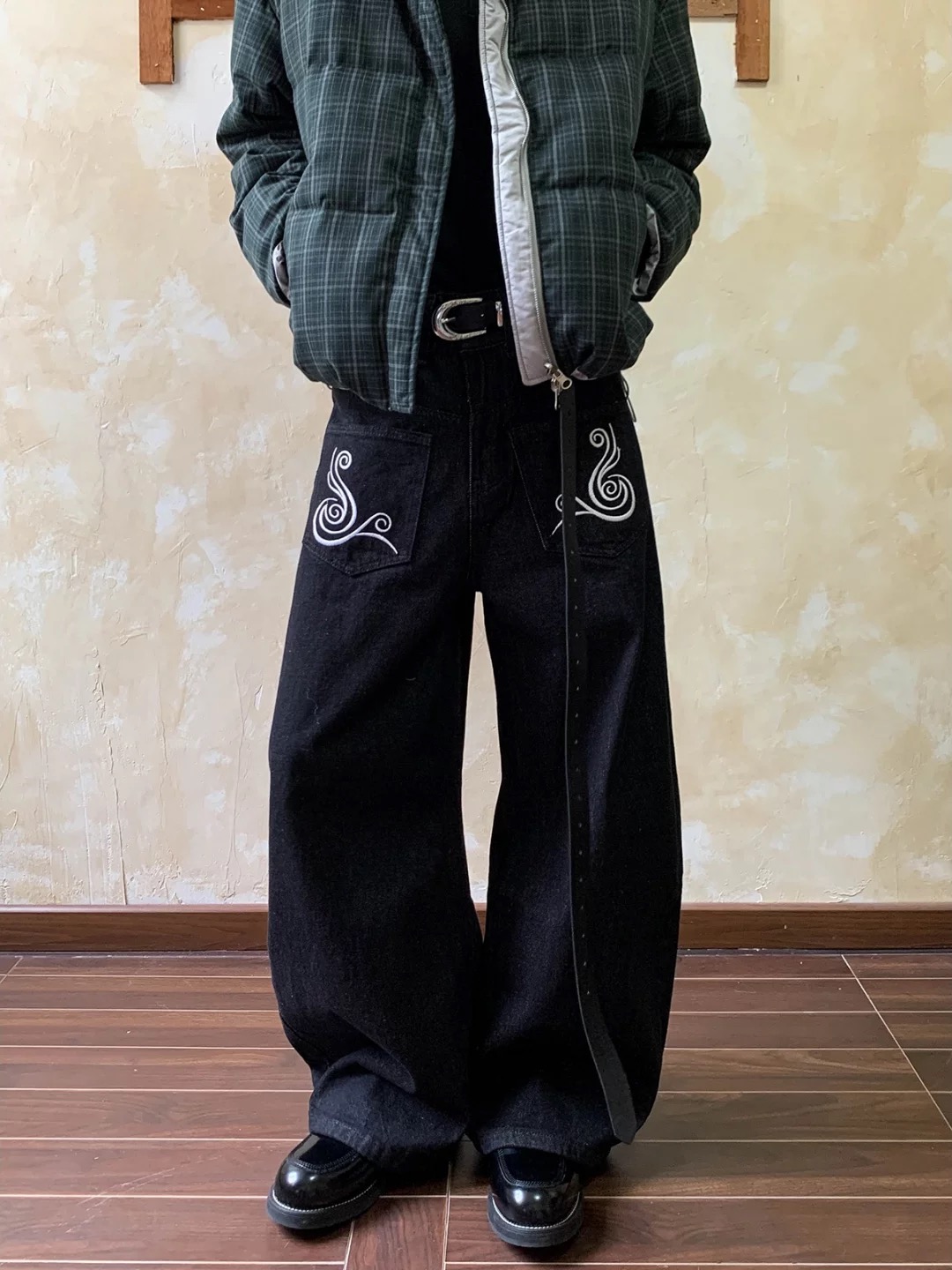 95💰 🔛款号XK3690‼️
美式复古街头反穿刺绣牛仔裤男女cleanfit小众宽松阔腿情侣休闲裤，面料定制经过一流的高工艺水洗 ，质地紧密 色泽均匀 纹理清晰，上身非常舒适 直筒版型 可显高显瘦遮肉，适合各种身材百搭不挑人，不管您什么体型 
四季可穿百搭神裤 男生女生都可轻松驾驭 情侣款！
颜色：黑色
尺码：S-XXXL
     身高	          体重	  建议码数
155-165CM	80-100斤	S
160-170CM	100-120斤	M
160-175CM	120-135斤	L
165-180CM	135-150斤	XL
170-185CM	150-165斤	2XL
175-190CM	165-180斤	3XL