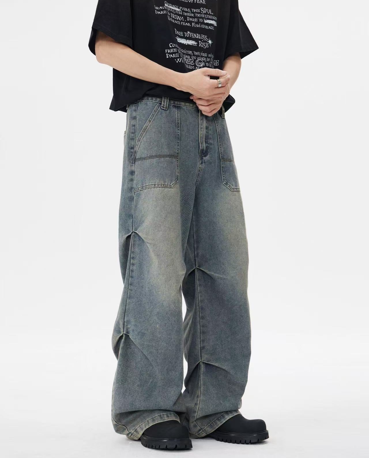 93💰 🔛款号XK3689‼️
美式复古高街褶皱做旧牛仔裤秋季潮牌设计感cleanfit直筒阔腿裤，面料定制经过一流的高工艺水洗 ，质地紧密 色泽均匀 纹理清晰，上身非常舒适 直筒版型 可显高显瘦遮肉，适合各种身材百搭不挑人，不管您什么体型 
四季可穿百搭神裤 男生女生都可轻松驾驭 情侣款！
颜色：黑色 蓝色
尺码：S-XXXL
     身高	          体重	  建议码数
155-165CM	80-100斤	S
160-170CM	100-120斤	M
160-175CM	120-135斤	L
165-180CM	135-150斤	XL
170-185CM	150-165斤	2XL
175-190CM	165-180斤	3XL