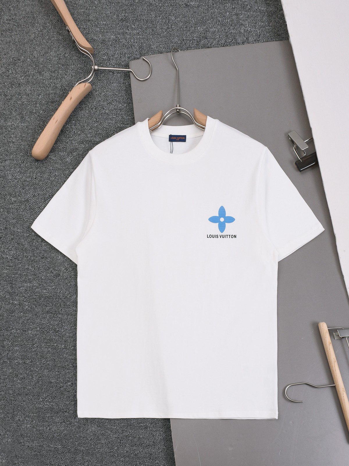 P105 [Nuevo modelo en los estantes] 2026SSLV Camiseta estampada con cuello redondo, tejido lavado de puro algodón tejid…