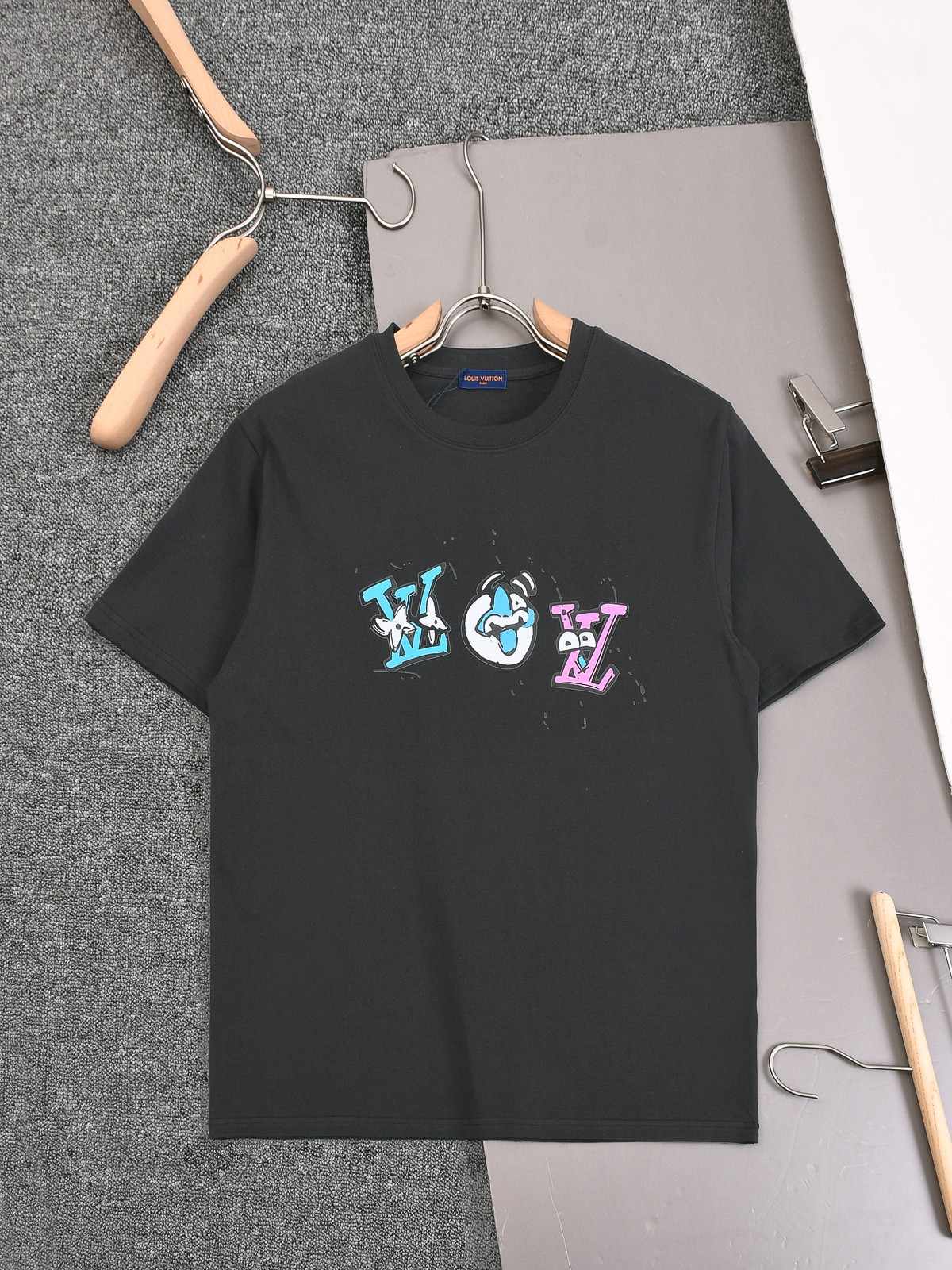 P105 [Nuevo modelo en los estantes] 2026SSLV Camiseta estampada con cuello redondo, tejido lavado de puro algodón tejid…