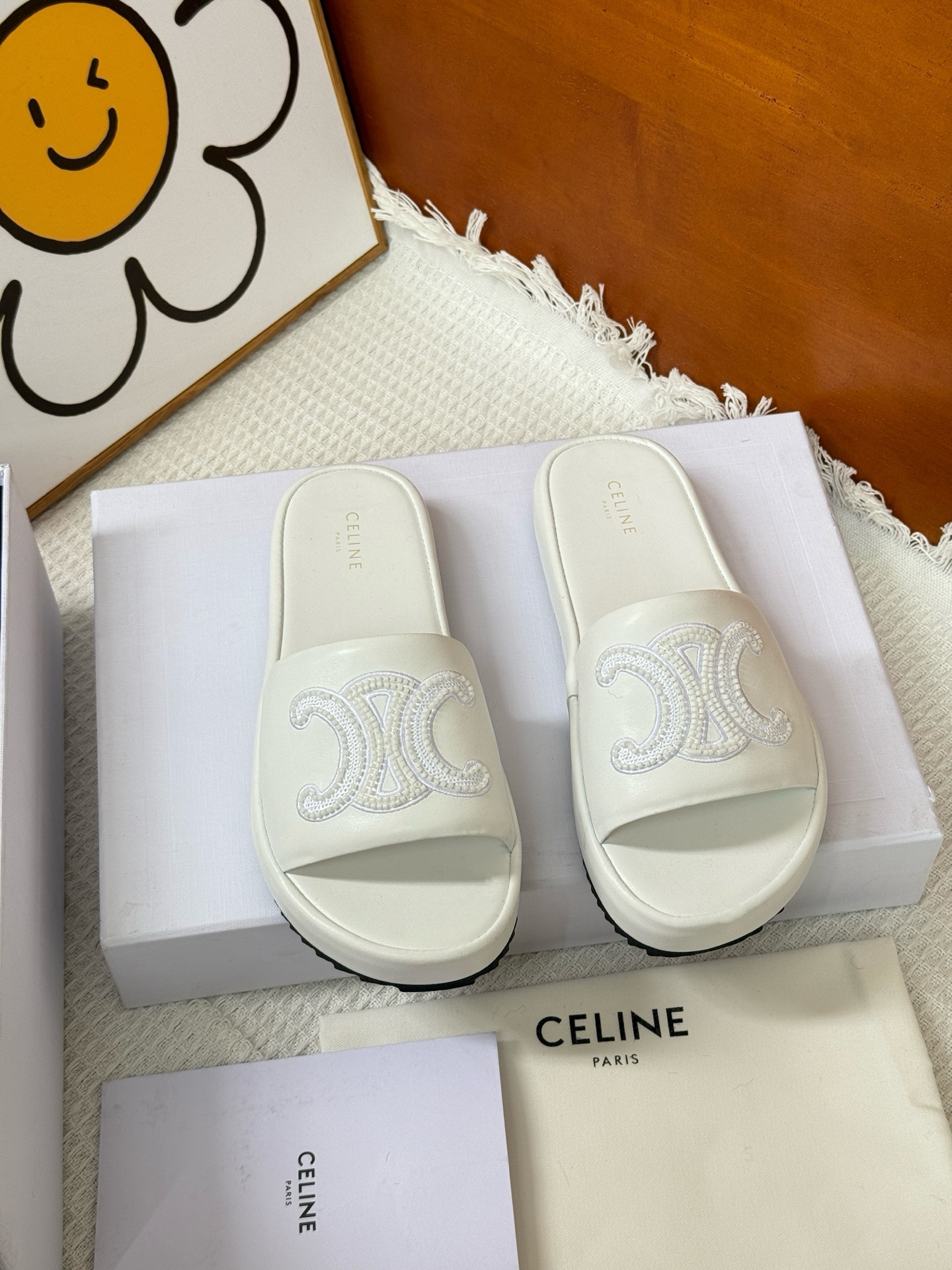 NO:234945,Selin's new couple's thick-soled slippers, fashion bloggers and European and American celebrities, must-haves for summer, fashionable but not overly ostentatious Vshow details upper grain cowhide, especially soft and skin-friendly Original natural rubber non-slip wear-resistant sole, with the latest original packaging, size 35-45, men and women sizes [35 44 45 customized], slippers, celine, slippers, cowhide19860909赛琳新款情侣厚底拖鞋 时装博主与欧美明星大爱款 夏季必备款 时尚却不过分张扬 Vshow details 鞋面粒纹牛皮 特别的柔软、亲肤 原版天然橡胶防滑耐磨底 配最新原包装 码数35-45 男女尺码【35 44 45定做】,拖鞋,celine,slippers,cowhide,Women's Shoes