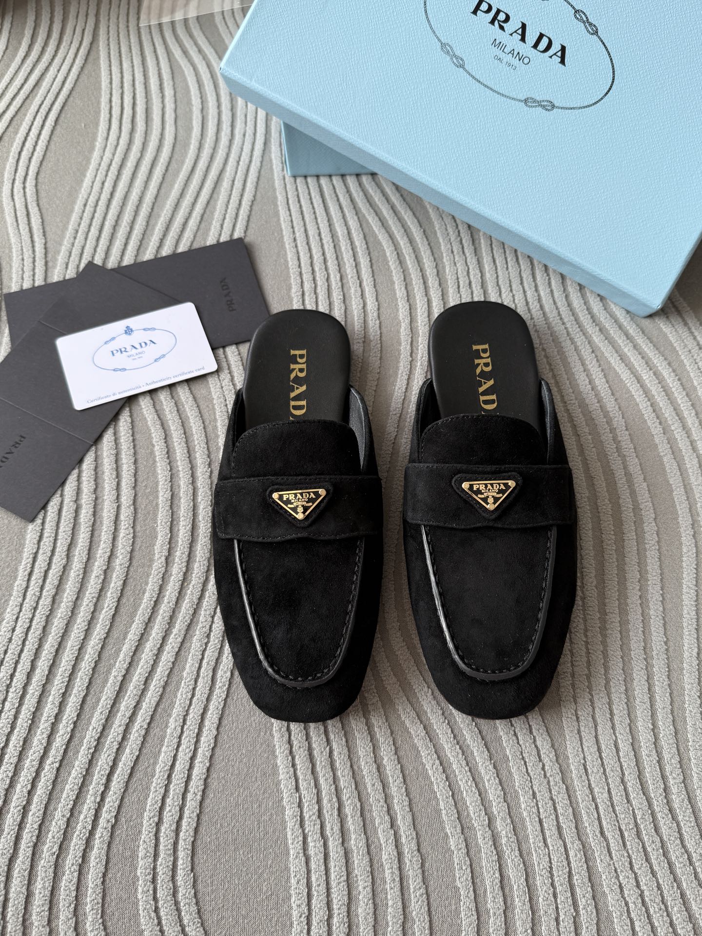 NO:257323,Prada 25ss Prada catwalk triangle logo half slippers popular!  The catwalk style is retro and fashionable, casual and versatile, fashionable and casual, unique taste, everyone loves and easily controls it, it will explode every year. It is enough to conquer you, wear it, casual and fashionable, both without mistakes, simple and handsome on the feet, imported suede, inner inner sheepskin, rubber beef tendon thick bottom Size#35-41 (41 custom made without return), semi-torque, prada, prada, slippers, sheepskin, chamois leather19860909代购级 Prada 25ss 普拉达走秀款三角标 半拖鞋爆款！ 走秀款 复古感时髦满满 随意百搭 时尚休闲 独到味道 人人都爱也轻松驾驭 每年都会爆.足以征服你,穿上它,休闲时髦 两不失误 上脚简单帅气 面料进口麂皮 内里内里羊皮 橡胶牛筋厚底 Size#35-41（41定制不退换),半拖,prada,prada,slippers,sheepskin,chamois leather,Women's Shoes