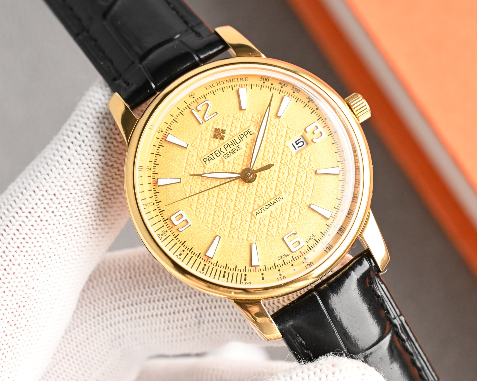 NO:641347,Produced by TW, white shell, gold shell, TW Factory super luminous latest version, Patek Philippe PP MO2 PATEK PHILIPPE, the highest version of high-end automatic watch!  The PP 1 team spent 9 months carefully designing, daring to be the first, striving for perfection, and breaking through multi-layered technical bottlenecks. 2 The latest pot lid glass material is exclusive to the market. The outer diameter of the dial is made of elegant super luminous light and glass integrated into one. The shading is made of hand-carved patterns, which has a strong 3D three-dimensional effect. Ultra-thin craftsmanship. The pot lid glass has a diameter of 41mm. 3 styles use the original movement, vibrating frequency 28,800 times per hour, and zero repair quality.  4 Styles are matched with Italian cowhide to make the wrist more fit and comfortable. 5 The watch buckle is engraved with the classic logo of 'PATEK PHILIPPE', which is generous and classy. For the best luxury gift recommendation, please look for TW's exclusive quality, patek philippe, cowhide19860909TW 出品 白壳 金壳  TW Factory 超强夜光 最新版本 百达翡丽 PP MO2 PATEK PHILIPPE 最高版本高级自动腕表！PP 1团队历时9个月精心设计,敢为人先,力求完美,突破多层技术瓶颈 2 市场独家最新锅盖玻璃材质,表盘外径采用优雅的超强夜光和玻璃融为一体,,底纹采用纯手工雕刻花纹,具有超强的3D立体感,超薄工艺,直径41mm 锅盖玻璃 3款式采用原装机芯,每小时振频28800次,零返修质量 4款式搭配意大利牛皮让手腕更贴合舒适 5腕表表扣上面刻有“ PATEK PHILIPPE”的经典标志,大方富有档次 送礼最佳奢华推荐请认准TW独家品质,,patek philippe,cowhide,Watch