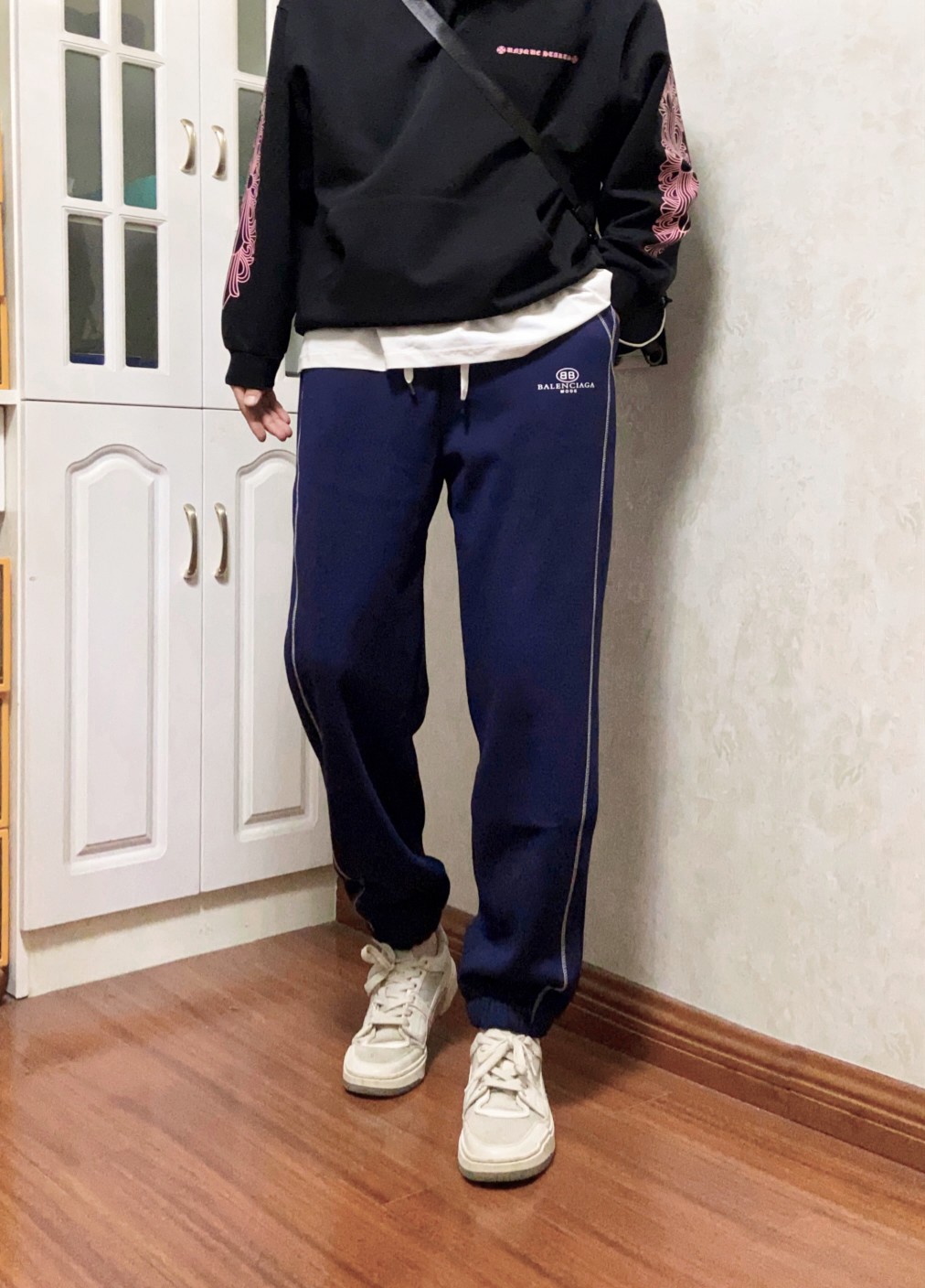 Balenciaga冬季新款线条情侣款加绒卫裤!宽松版型! 上身胖子显瘦 瘦子显壮 完美裤型!人手必备的款! 定制400克加厚面料!上身立体有型不臃肿! 两侧双针五线交叉线条设计!时尚感十足! 宽松版型!180 140斤上身L宽松! 女生穿M即可! 颜色:藏青色 裤长 臀围 腰围 M 96 116 松紧 L 99 120 松紧 XL 102 124 松紧