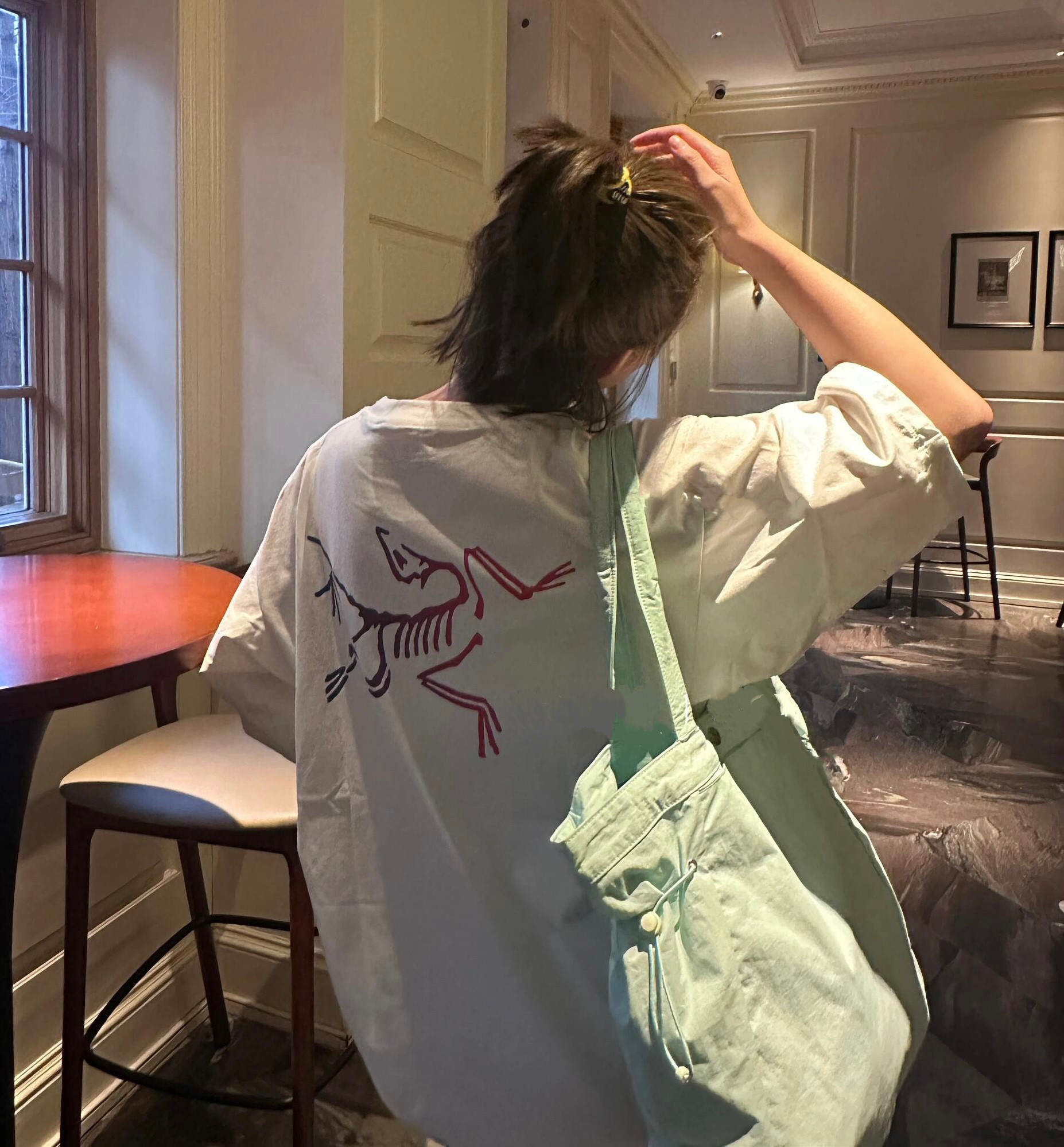 💰85
始祖鸟/ARC'TERYX渐变鸟情侣款短袖T！宽松版型！
专柜卖断货 一件难求！年度爆款来了！
采用320精梳纯棉面料！高端面料无任何缺点！
肩部过肩领条领口二本针加固 机洗不变形！
180 140斤上身L宽松 女生穿M即可！
颜色：黑色渐变彩 黑色渐变黄 白色渐变彩 尺码：M L XL（宽松版型）
       衣长   胸围
M     72     112
L      74      118
XL    76      124