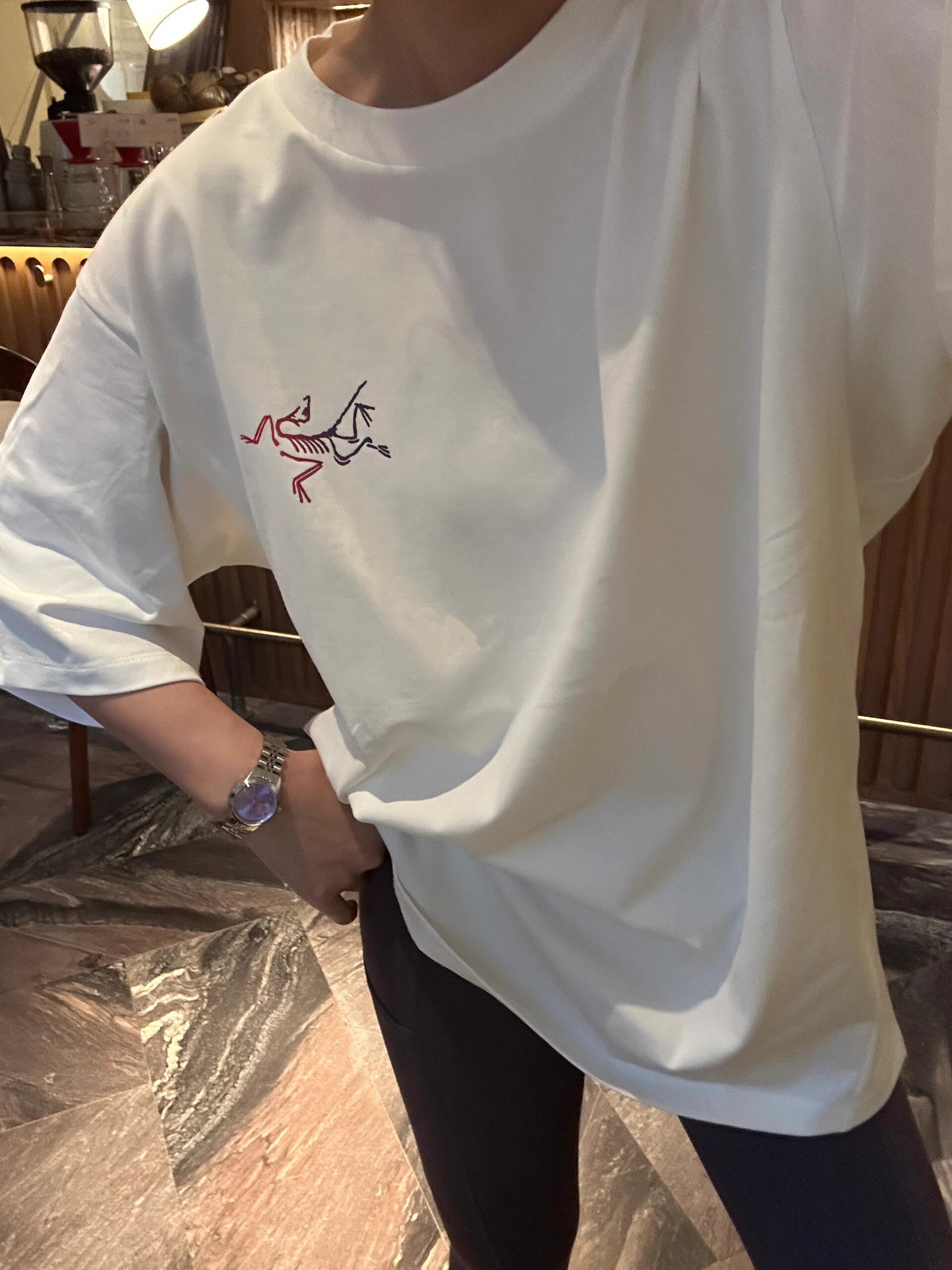 💰85
始祖鸟/ARC'TERYX渐变鸟情侣款短袖T！宽松版型！
专柜卖断货 一件难求！年度爆款来了！
采用320精梳纯棉面料！高端面料无任何缺点！
肩部过肩领条领口二本针加固 机洗不变形！
180 140斤上身L宽松 女生穿M即可！
颜色：黑色渐变彩 黑色渐变黄 白色渐变彩 尺码：M L XL（宽松版型）
       衣长   胸围
M     72     112
L      74      118
XL    76      124