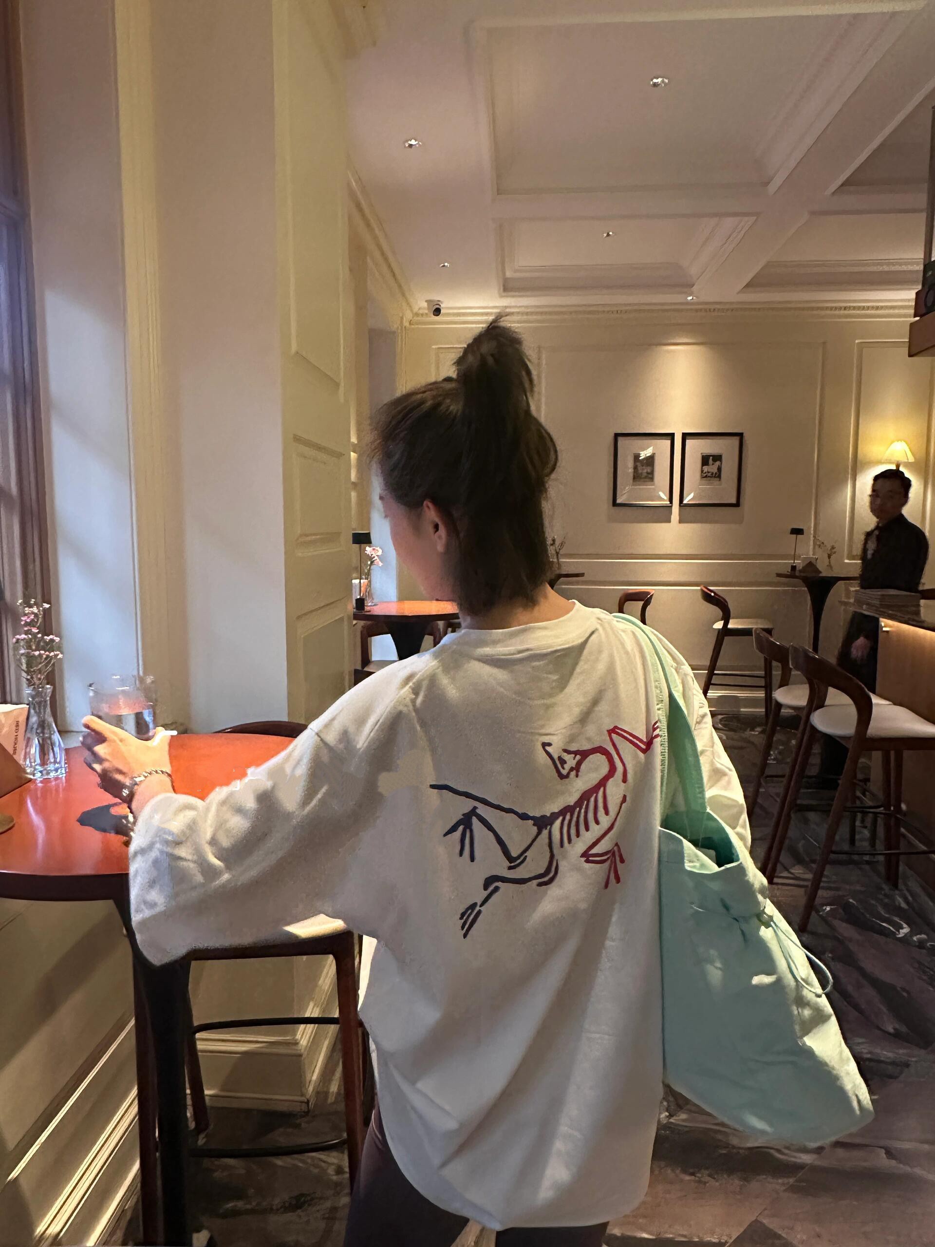 💰85
始祖鸟/ARC'TERYX渐变鸟情侣款短袖T！宽松版型！
专柜卖断货 一件难求！年度爆款来了！
采用320精梳纯棉面料！高端面料无任何缺点！
肩部过肩领条领口二本针加固 机洗不变形！
180 140斤上身L宽松 女生穿M即可！
颜色：黑色渐变彩 黑色渐变黄 白色渐变彩 尺码：M L XL（宽松版型）
       衣长   胸围
M     72     112
L      74      118
XL    76      124