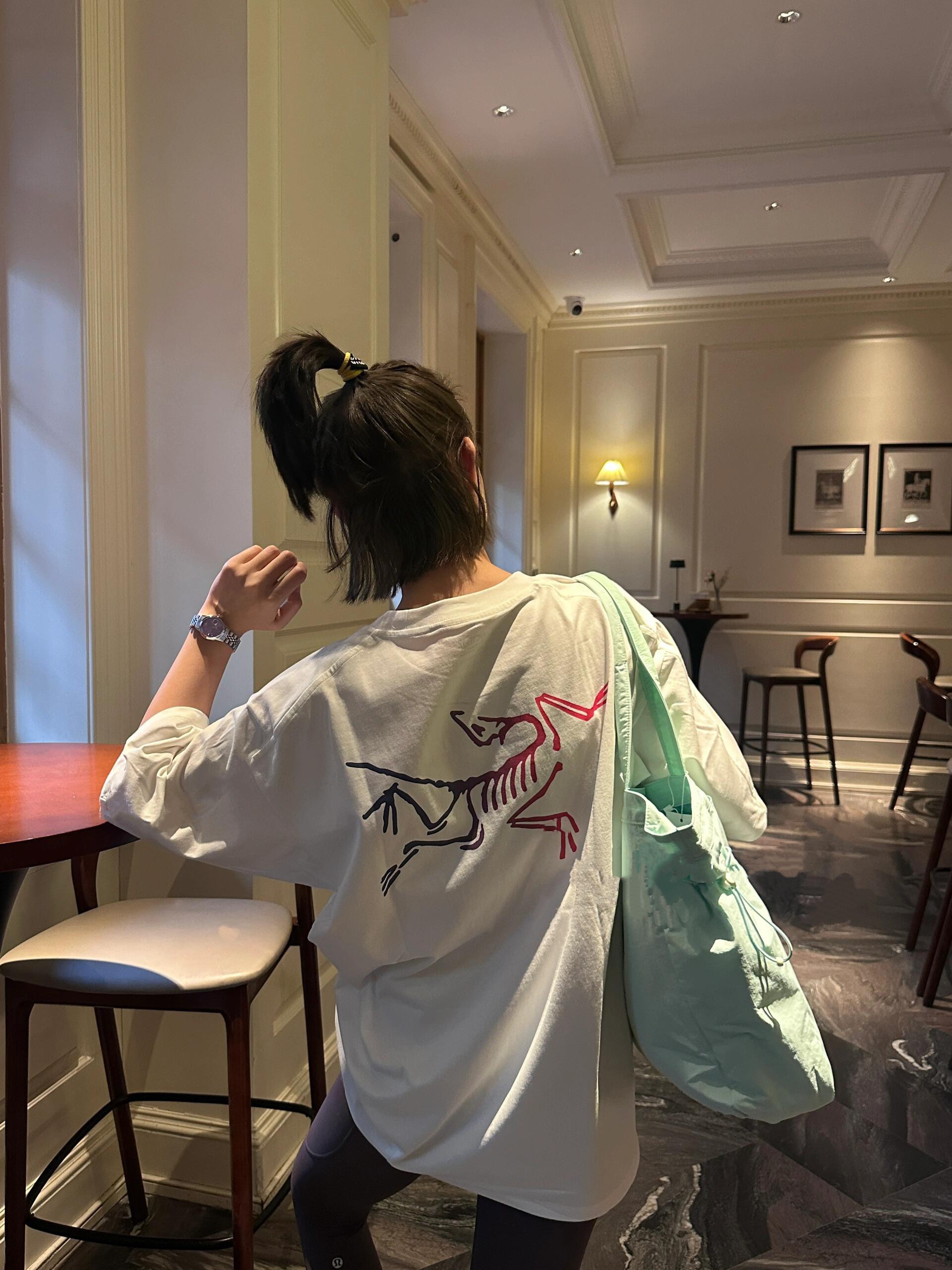 💰85
始祖鸟/ARC'TERYX渐变鸟情侣款短袖T！宽松版型！
专柜卖断货 一件难求！年度爆款来了！
采用320精梳纯棉面料！高端面料无任何缺点！
肩部过肩领条领口二本针加固 机洗不变形！
180 140斤上身L宽松 女生穿M即可！
颜色：黑色渐变彩 黑色渐变黄 白色渐变彩 尺码：M L XL（宽松版型）
       衣长   胸围
M     72     112
L      74      118
XL    76      124