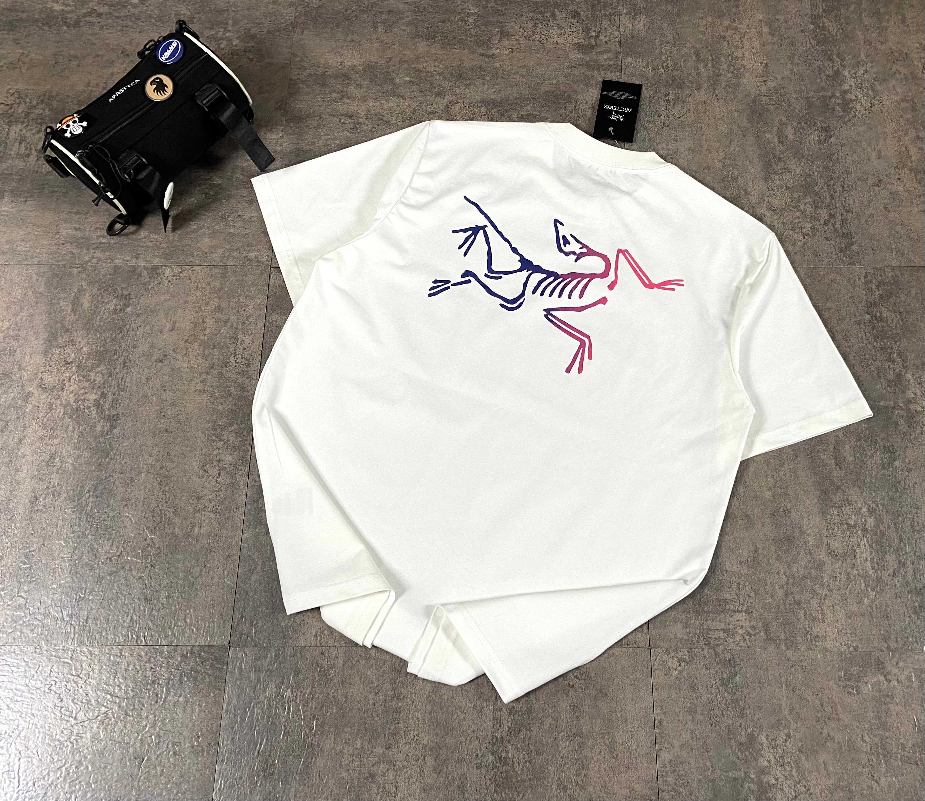 💰85
始祖鸟/ARC'TERYX渐变鸟情侣款短袖T！宽松版型！
专柜卖断货 一件难求！年度爆款来了！
采用320精梳纯棉面料！高端面料无任何缺点！
肩部过肩领条领口二本针加固 机洗不变形！
180 140斤上身L宽松 女生穿M即可！
颜色：黑色渐变彩 黑色渐变黄 白色渐变彩 尺码：M L XL（宽松版型）
       衣长   胸围
M     72     112
L      74      118
XL    76      124