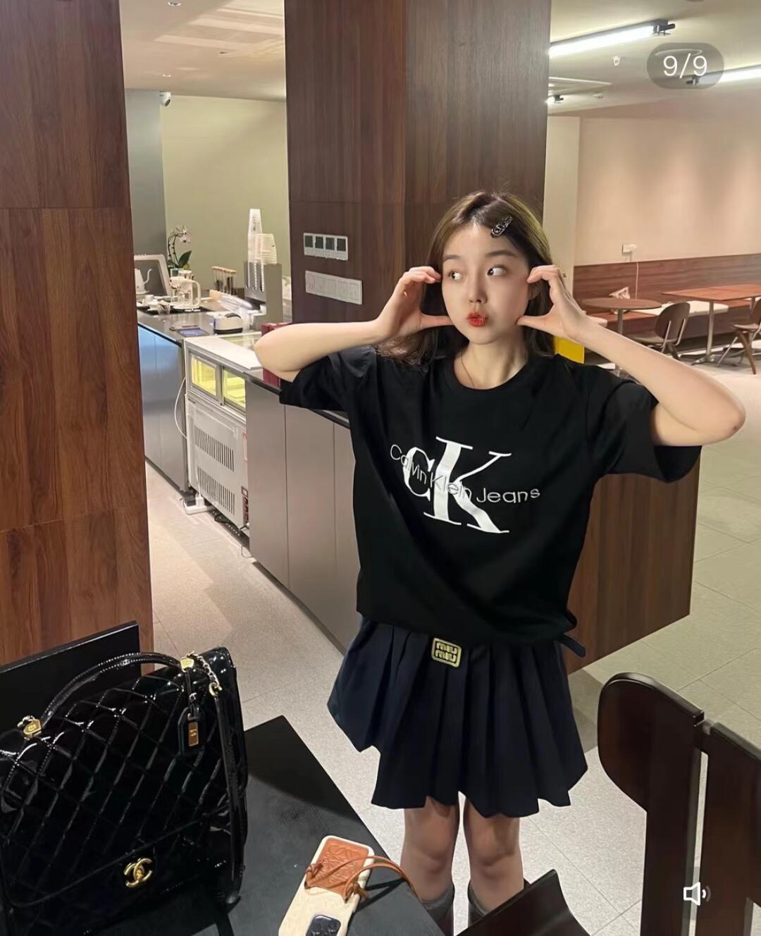 💰95
CK/Calvin Klein25新款绣花小字母大logo情侣款短袖T！宽松版型！
采用320克精梳纯棉面料！无敌质感！
CK大印花+饱满绣花小字母 原版复刻！品质拉满！
180 140斤上身L宽松！女生穿M即可！
颜色：黑色 白色 尺码：M L XL（宽松版型）
        胸围   衣长
M     112    72
L       118    74
XL     124    76