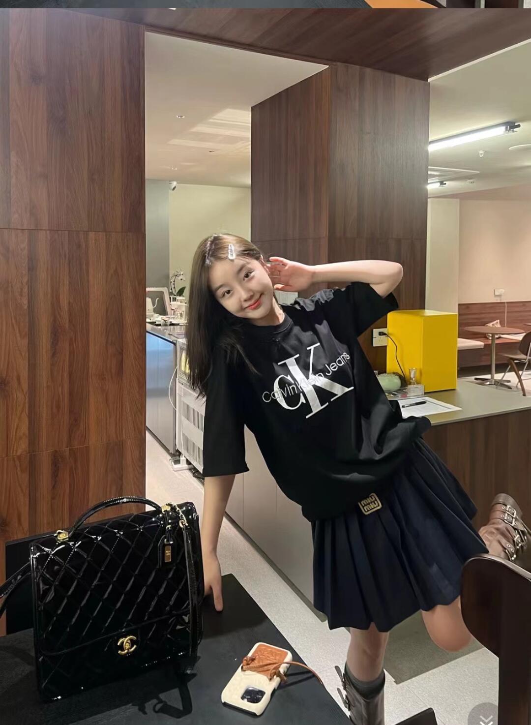 💰95
CK/Calvin Klein25新款绣花小字母大logo情侣款短袖T！宽松版型！
采用320克精梳纯棉面料！无敌质感！
CK大印花+饱满绣花小字母 原版复刻！品质拉满！
180 140斤上身L宽松！女生穿M即可！
颜色：黑色 白色 尺码：M L XL（宽松版型）
        胸围   衣长
M     112    72
L       118    74
XL     124    76