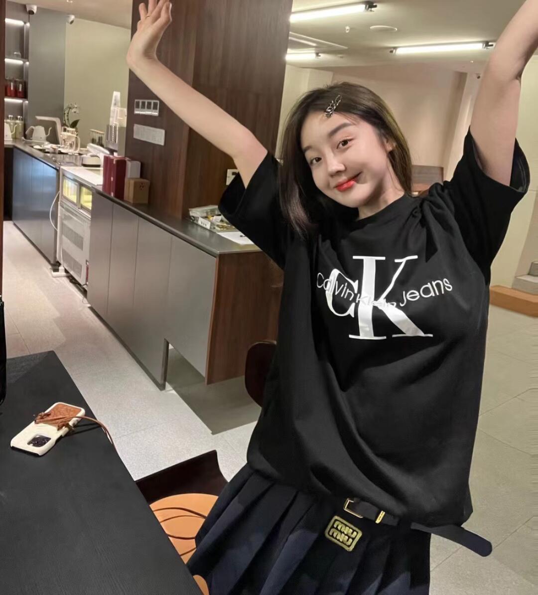 💰95
CK/Calvin Klein25新款绣花小字母大logo情侣款短袖T！宽松版型！
采用320克精梳纯棉面料！无敌质感！
CK大印花+饱满绣花小字母 原版复刻！品质拉满！
180 140斤上身L宽松！女生穿M即可！
颜色：黑色 白色 尺码：M L XL（宽松版型）
        胸围   衣长
M     112    72
L       118    74
XL     124    76