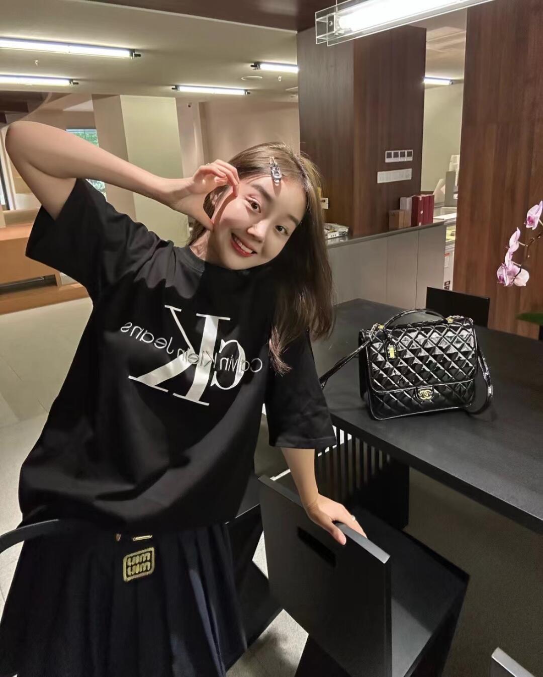 💰95
CK/Calvin Klein25新款绣花小字母大logo情侣款短袖T！宽松版型！
采用320克精梳纯棉面料！无敌质感！
CK大印花+饱满绣花小字母 原版复刻！品质拉满！
180 140斤上身L宽松！女生穿M即可！
颜色：黑色 白色 尺码：M L XL（宽松版型）
        胸围   衣长
M     112    72
L       118    74
XL     124    76