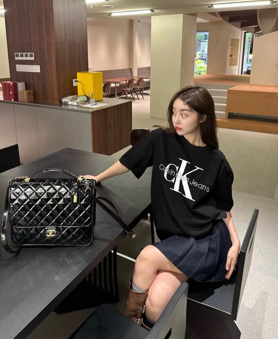 💰95
CK/Calvin Klein25新款绣花小字母大logo情侣款短袖T！宽松版型！
采用320克精梳纯棉面料！无敌质感！
CK大印花+饱满绣花小字母 原版复刻！品质拉满！
180 140斤上身L宽松！女生穿M即可！
颜色：黑色 白色 尺码：M L XL（宽松版型）
        胸围   衣长
M     112    72
L       118    74
XL     124    76