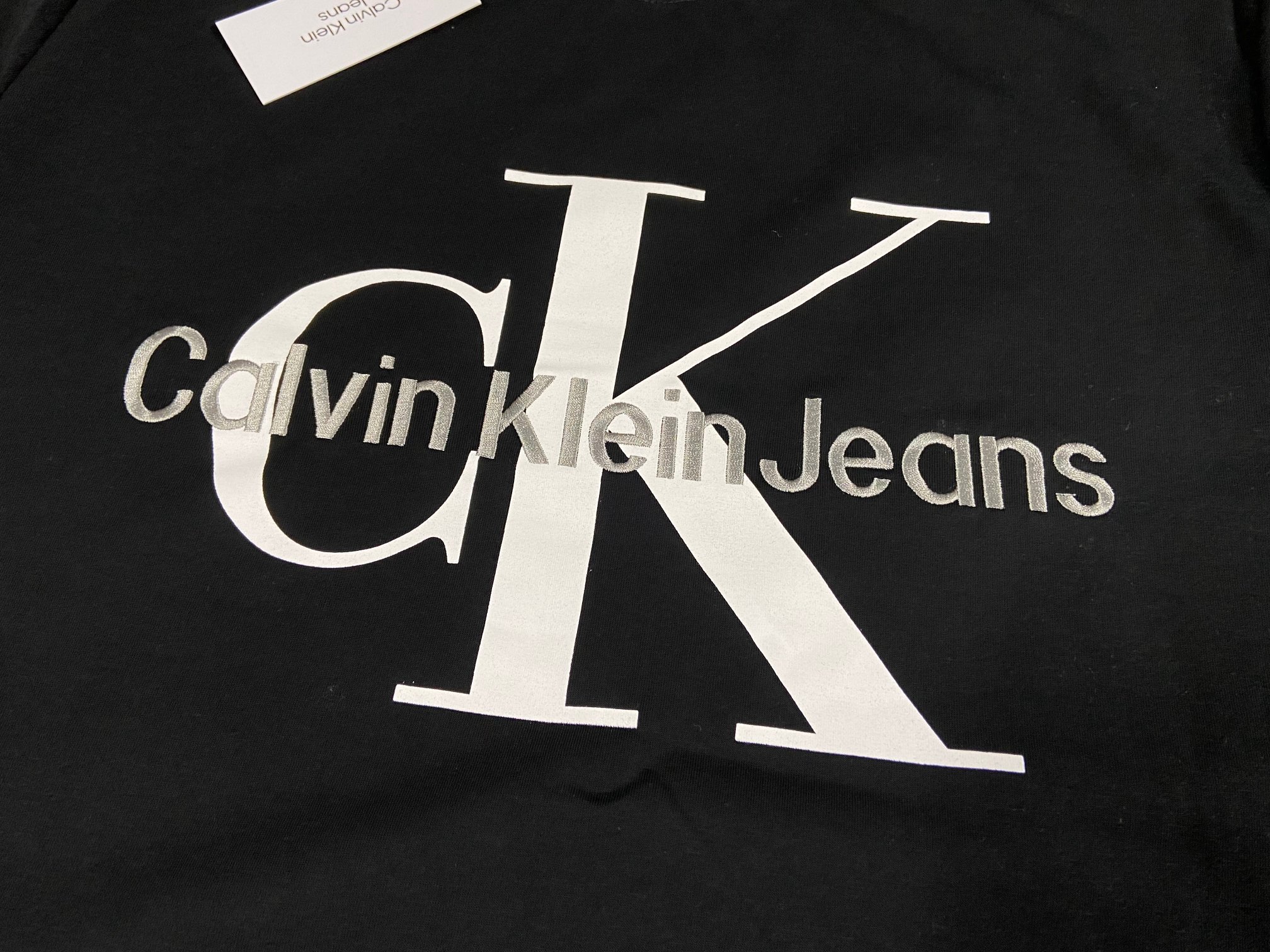 💰95
CK/Calvin Klein25新款绣花小字母大logo情侣款短袖T！宽松版型！
采用320克精梳纯棉面料！无敌质感！
CK大印花+饱满绣花小字母 原版复刻！品质拉满！
180 140斤上身L宽松！女生穿M即可！
颜色：黑色 白色 尺码：M L XL（宽松版型）
        胸围   衣长
M     112    72
L       118    74
XL     124    76