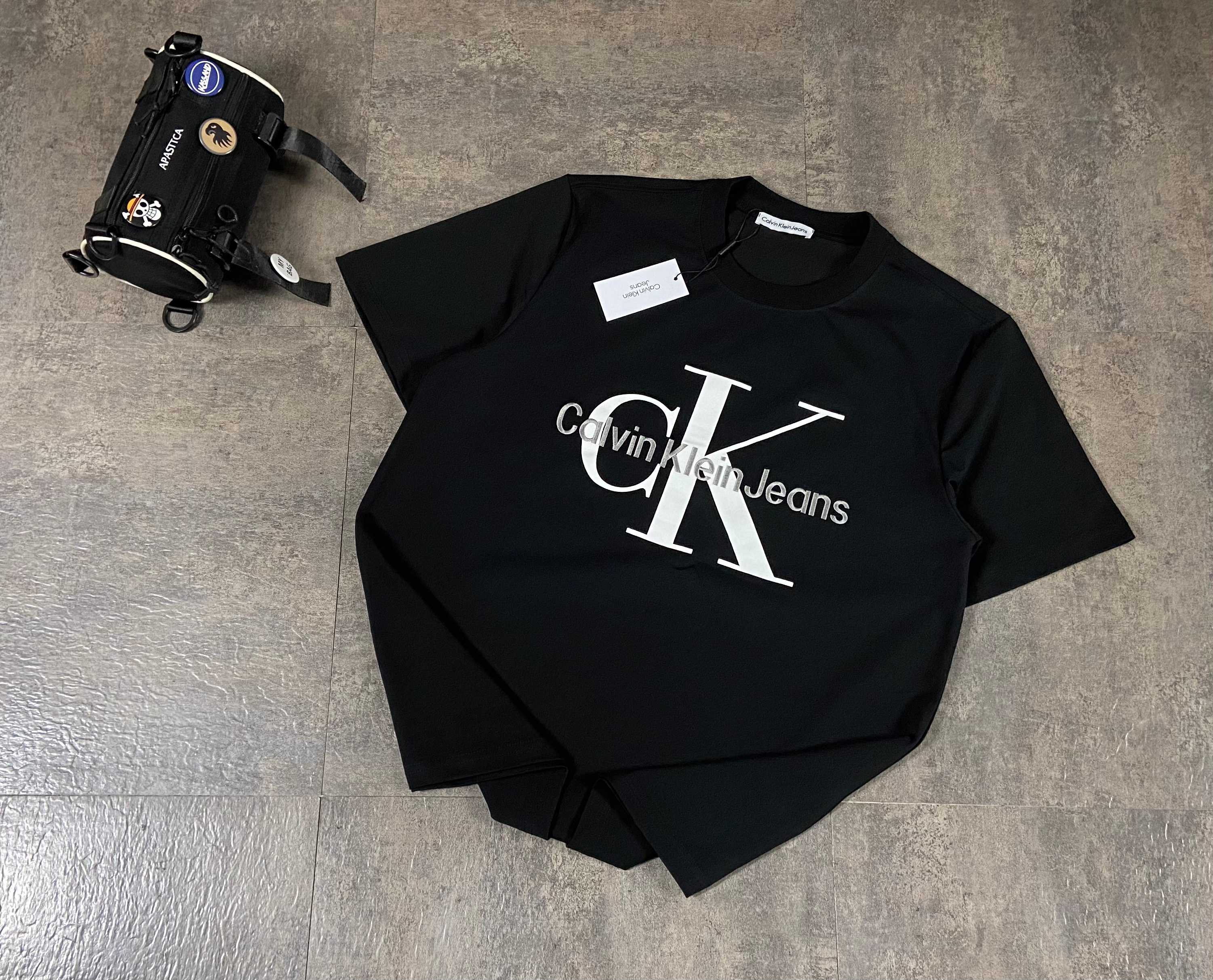 💰95
CK/Calvin Klein25新款绣花小字母大logo情侣款短袖T！宽松版型！
采用320克精梳纯棉面料！无敌质感！
CK大印花+饱满绣花小字母 原版复刻！品质拉满！
180 140斤上身L宽松！女生穿M即可！
颜色：黑色 白色 尺码：M L XL（宽松版型）
        胸围   衣长
M     112    72
L       118    74
XL     124    76