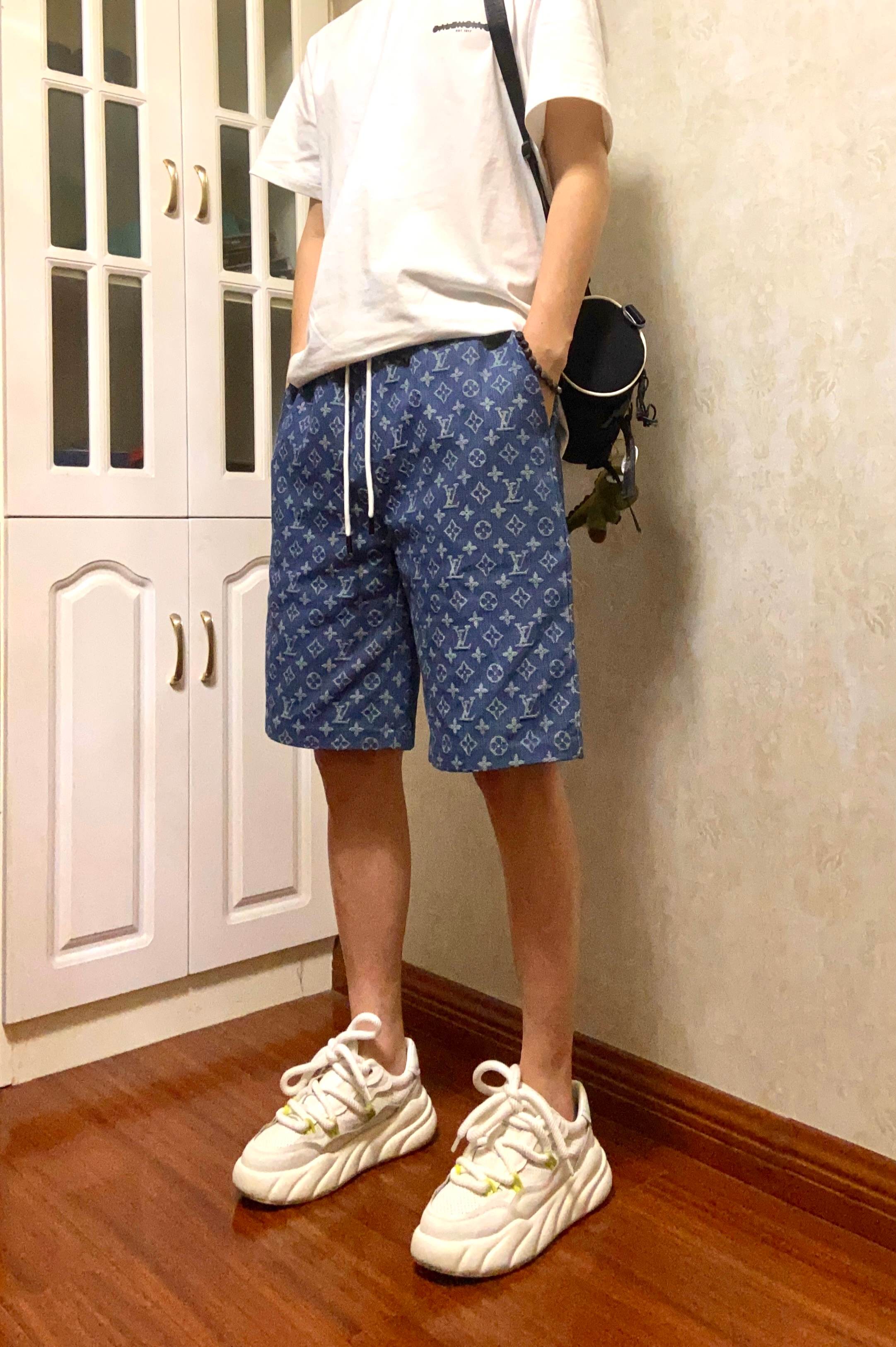 💰110
 LV/Louis Vuitton满提花logo重工水洗竹节纹牛仔短裤！宽松版型！
原版竹节纹重工水洗牛仔面料+满提花logo！不计成本 质感拉满！
订制logo金属抽绳头！5公分松紧包腰 内里包条！细节满满！
宽松版型！180 140斤穿L超宽松效果！
颜色：图片色 尺码：M L XL
       裤长  臀围  腰围
M    56     114    松紧
L     58      120    松紧
XL  60      126    松紧
（误差1-2CM）