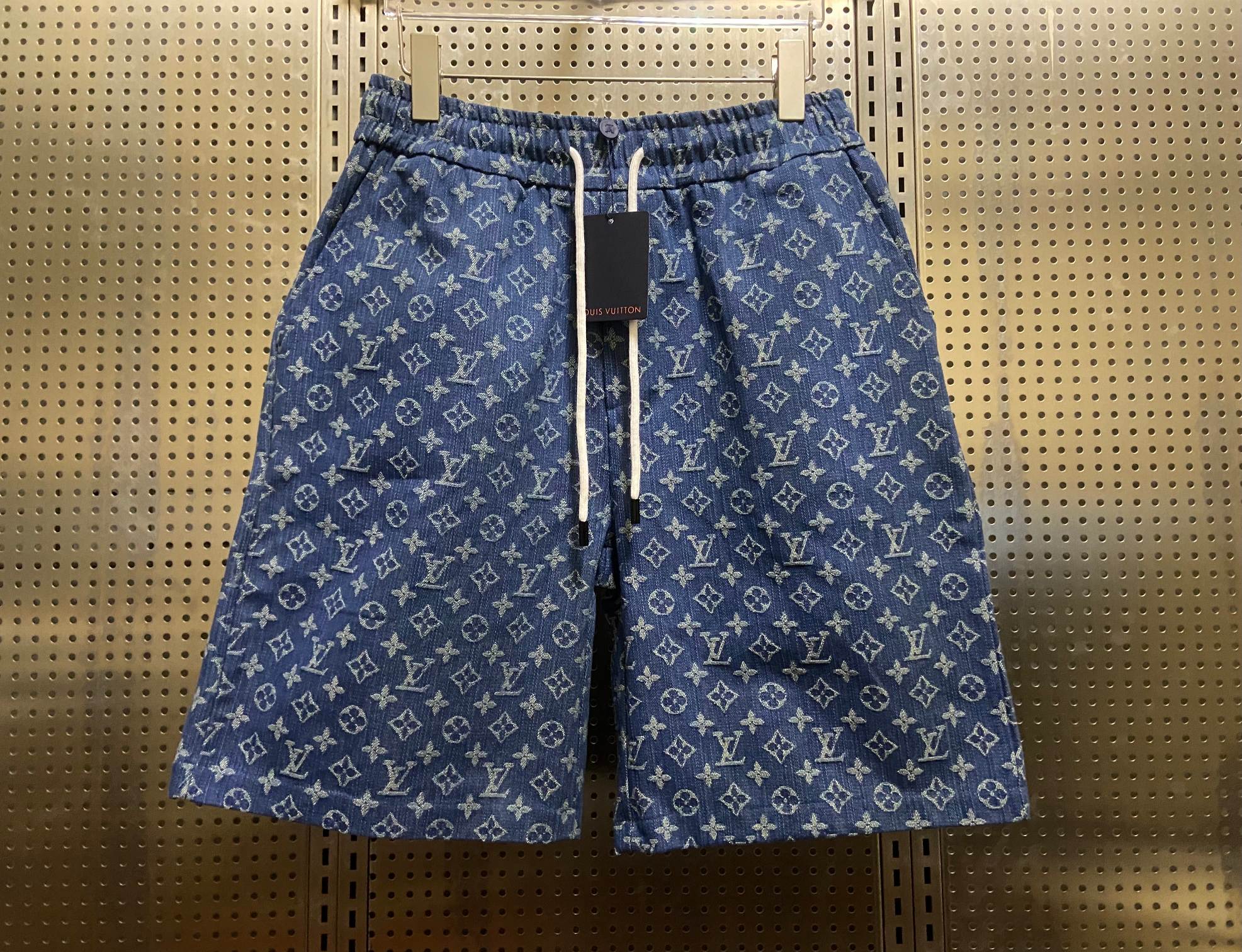 💰110
 LV/Louis Vuitton满提花logo重工水洗竹节纹牛仔短裤！宽松版型！
原版竹节纹重工水洗牛仔面料+满提花logo！不计成本 质感拉满！
订制logo金属抽绳头！5公分松紧包腰 内里包条！细节满满！
宽松版型！180 140斤穿L超宽松效果！
颜色：图片色 尺码：M L XL
       裤长  臀围  腰围
M    56     114    松紧
L     58      120    松紧
XL  60      126    松紧
（误差1-2CM）