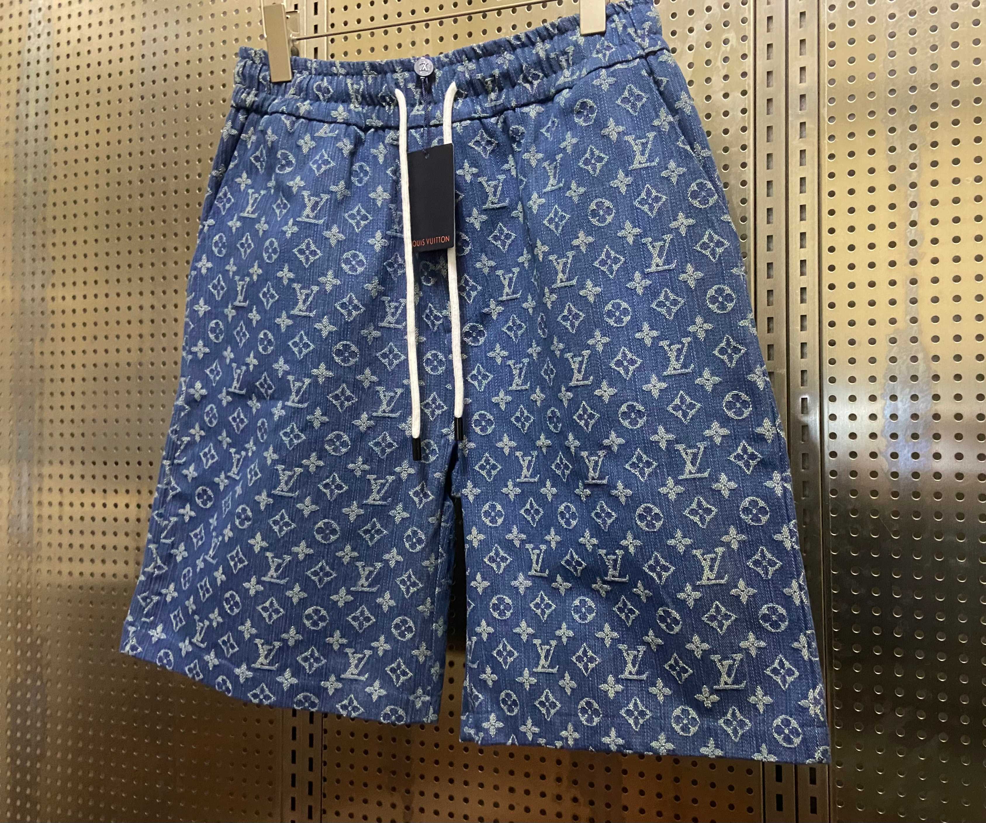 💰110
 LV/Louis Vuitton满提花logo重工水洗竹节纹牛仔短裤！宽松版型！
原版竹节纹重工水洗牛仔面料+满提花logo！不计成本 质感拉满！
订制logo金属抽绳头！5公分松紧包腰 内里包条！细节满满！
宽松版型！180 140斤穿L超宽松效果！
颜色：图片色 尺码：M L XL
       裤长  臀围  腰围
M    56     114    松紧
L     58      120    松紧
XL  60      126    松紧
（误差1-2CM）