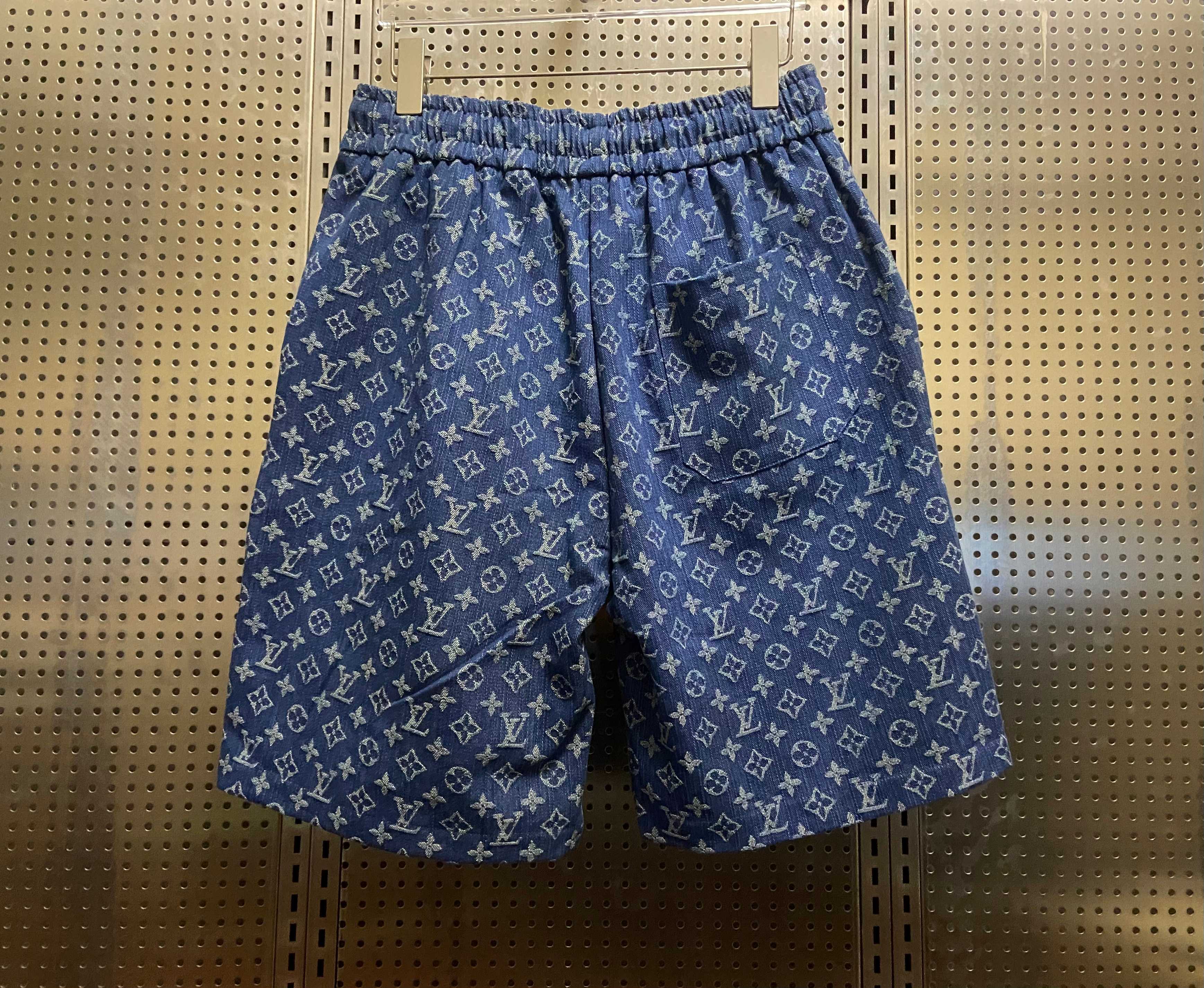 💰110
 LV/Louis Vuitton满提花logo重工水洗竹节纹牛仔短裤！宽松版型！
原版竹节纹重工水洗牛仔面料+满提花logo！不计成本 质感拉满！
订制logo金属抽绳头！5公分松紧包腰 内里包条！细节满满！
宽松版型！180 140斤穿L超宽松效果！
颜色：图片色 尺码：M L XL
       裤长  臀围  腰围
M    56     114    松紧
L     58      120    松紧
XL  60      126    松紧
（误差1-2CM）