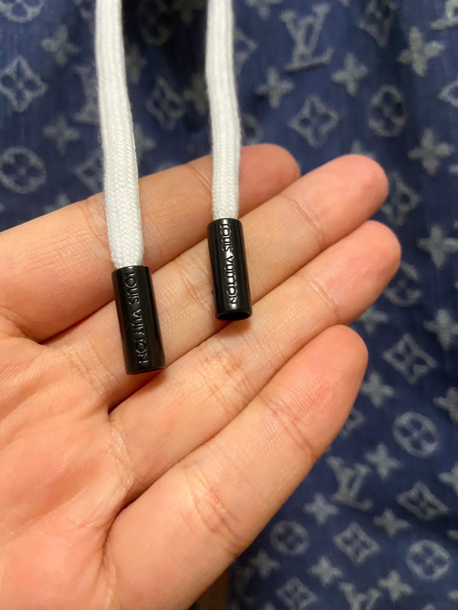 💰110
 LV/Louis Vuitton满提花logo重工水洗竹节纹牛仔短裤！宽松版型！
原版竹节纹重工水洗牛仔面料+满提花logo！不计成本 质感拉满！
订制logo金属抽绳头！5公分松紧包腰 内里包条！细节满满！
宽松版型！180 140斤穿L超宽松效果！
颜色：图片色 尺码：M L XL
       裤长  臀围  腰围
M    56     114    松紧
L     58      120    松紧
XL  60      126    松紧
（误差1-2CM）