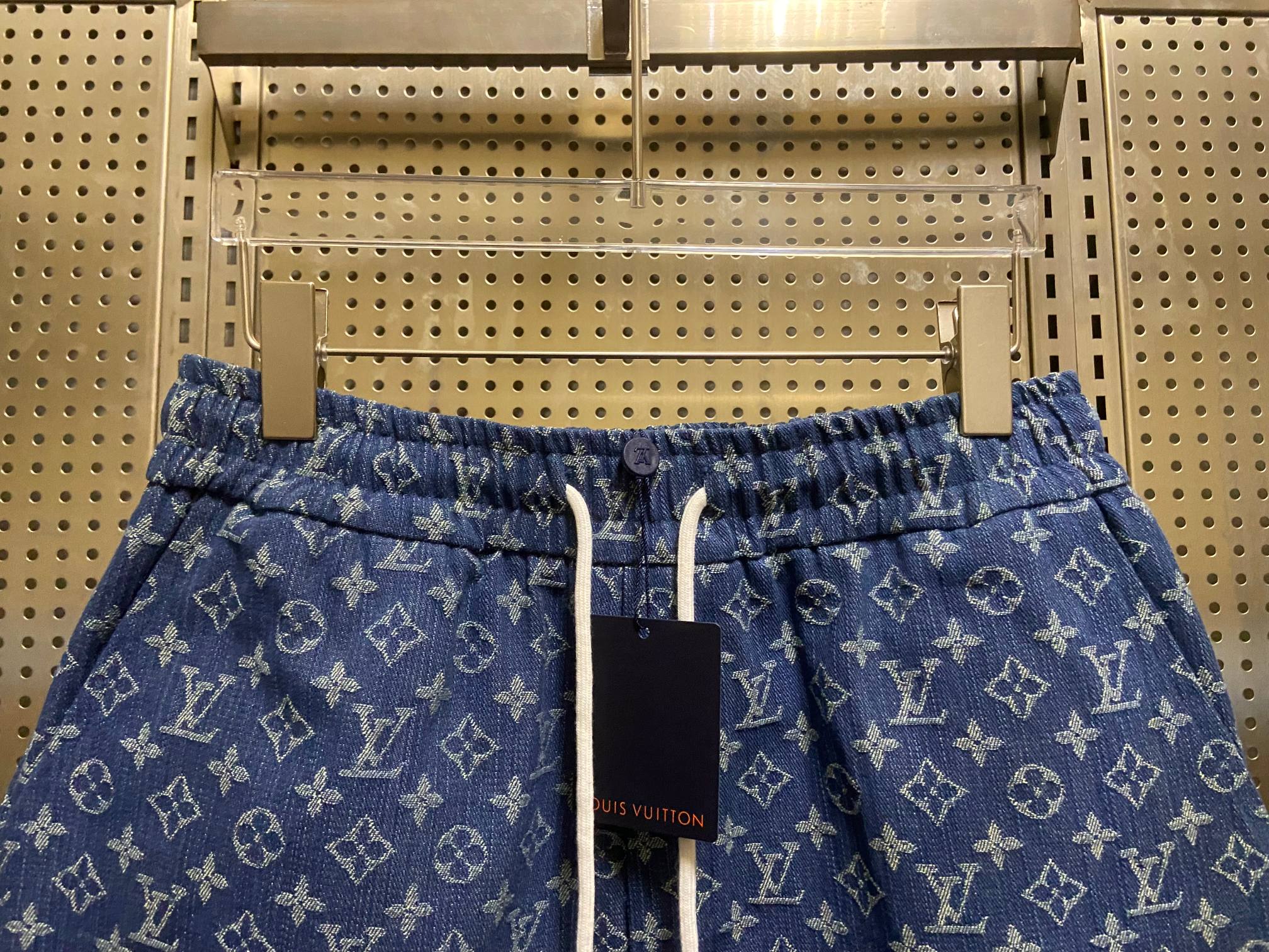 💰110
 LV/Louis Vuitton满提花logo重工水洗竹节纹牛仔短裤！宽松版型！
原版竹节纹重工水洗牛仔面料+满提花logo！不计成本 质感拉满！
订制logo金属抽绳头！5公分松紧包腰 内里包条！细节满满！
宽松版型！180 140斤穿L超宽松效果！
颜色：图片色 尺码：M L XL
       裤长  臀围  腰围
M    56     114    松紧
L     58      120    松紧
XL  60      126    松紧
（误差1-2CM）