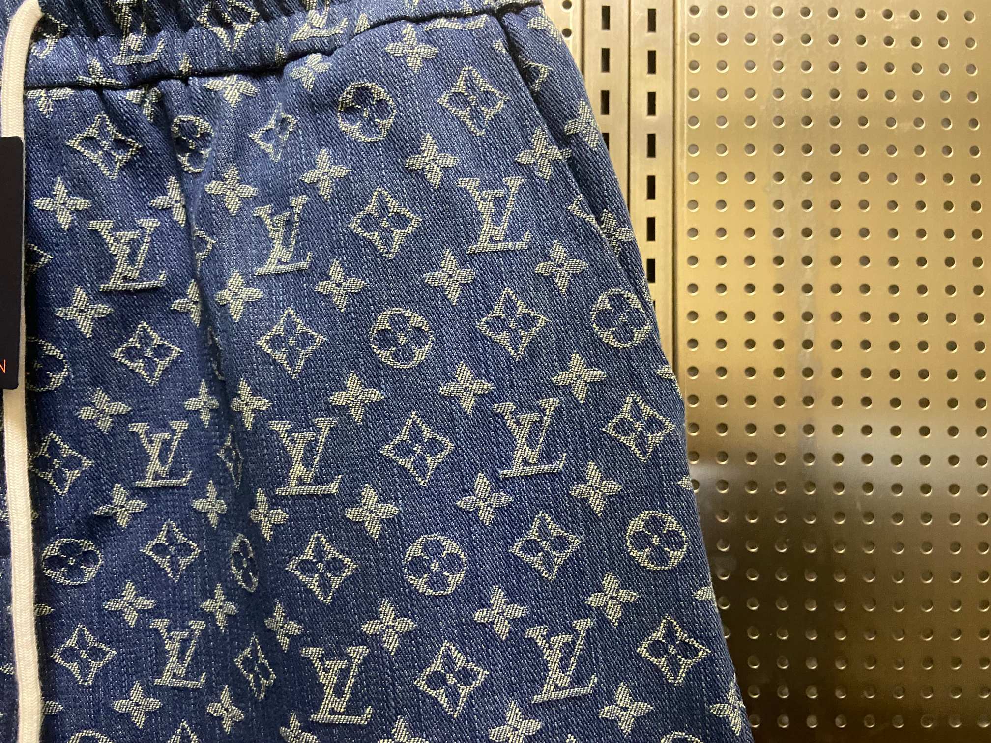💰110
 LV/Louis Vuitton满提花logo重工水洗竹节纹牛仔短裤！宽松版型！
原版竹节纹重工水洗牛仔面料+满提花logo！不计成本 质感拉满！
订制logo金属抽绳头！5公分松紧包腰 内里包条！细节满满！
宽松版型！180 140斤穿L超宽松效果！
颜色：图片色 尺码：M L XL
       裤长  臀围  腰围
M    56     114    松紧
L     58      120    松紧
XL  60      126    松紧
（误差1-2CM）