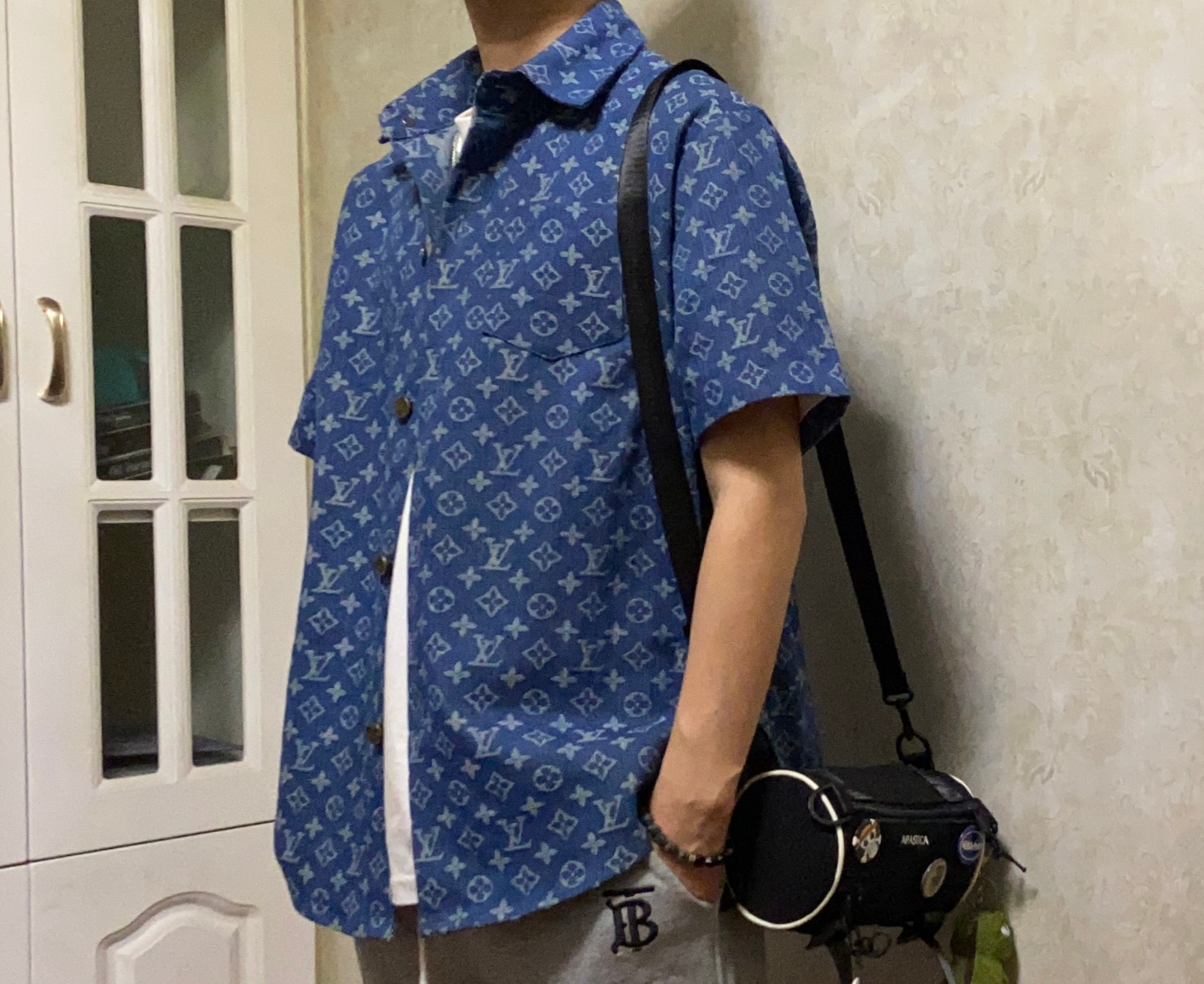 💰150
LV/Louis Vuitton满提花logo竹节纹重工水洗牛仔短袖外套！
定制LV提花牛仔面料！竹节纹牛仔品质拉满！
当下最流行的牛仔短袖外套 内里搭配背心或者短袖 上身超显气质 潮流感爆棚！
定制开模LV纽扣！
180 140斤上身L宽松！
颜色：水洗蓝 尺码：M L XL
        胸围   衣长   
M    120     74      
L     126     76     
XL   132     78