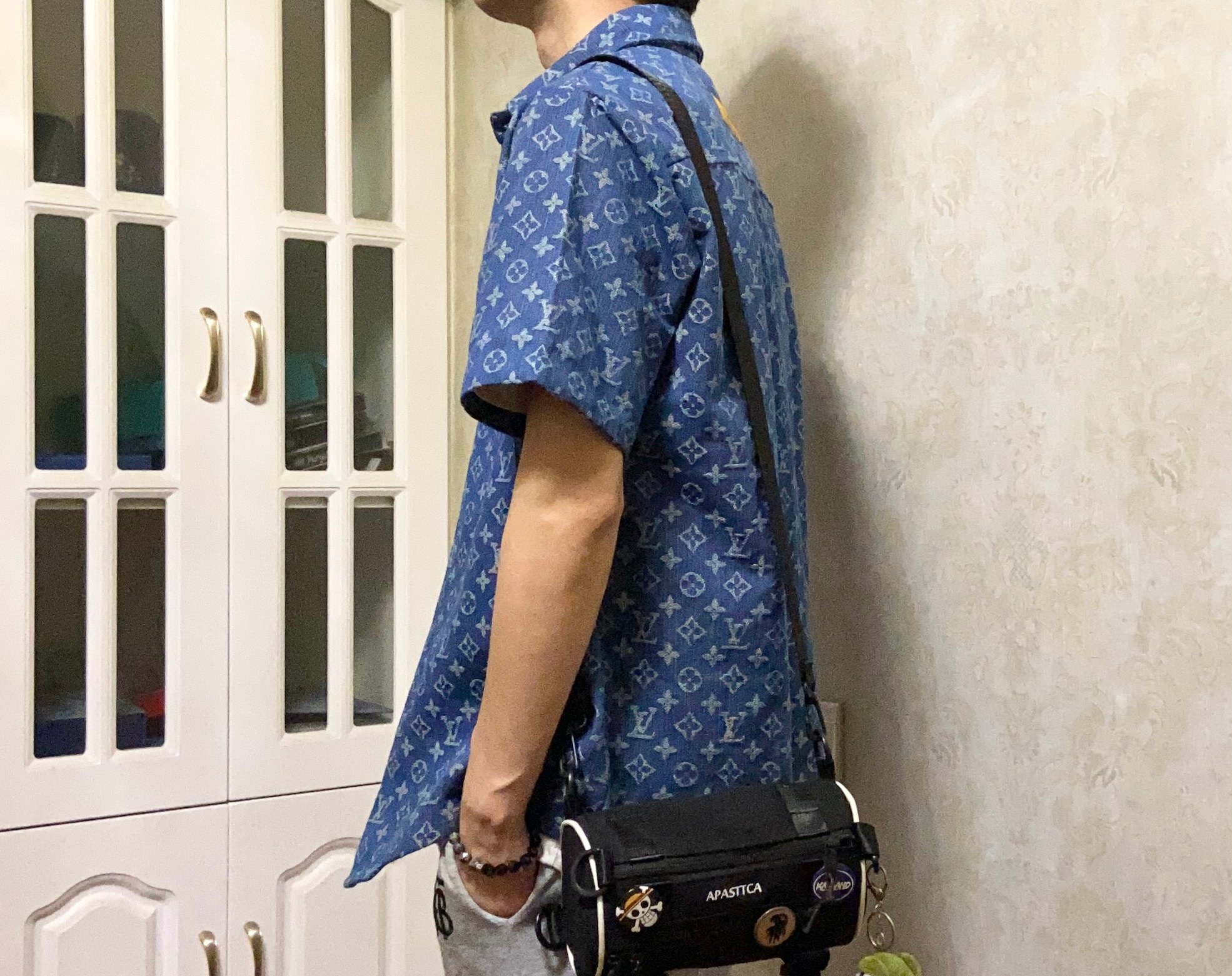 💰150
LV/Louis Vuitton满提花logo竹节纹重工水洗牛仔短袖外套！
定制LV提花牛仔面料！竹节纹牛仔品质拉满！
当下最流行的牛仔短袖外套 内里搭配背心或者短袖 上身超显气质 潮流感爆棚！
定制开模LV纽扣！
180 140斤上身L宽松！
颜色：水洗蓝 尺码：M L XL
        胸围   衣长   
M    120     74      
L     126     76     
XL   132     78
