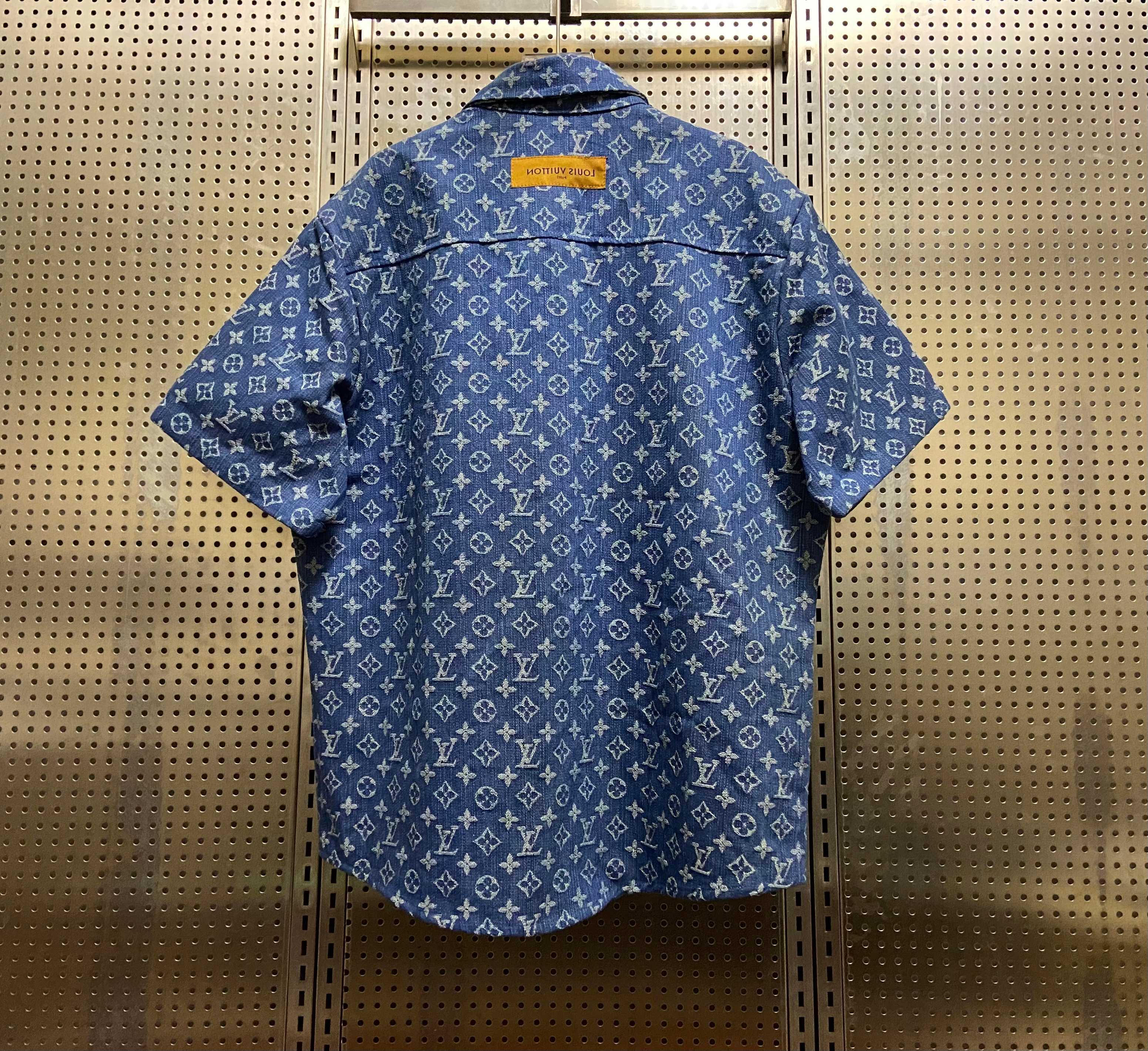 💰150
LV/Louis Vuitton满提花logo竹节纹重工水洗牛仔短袖外套！
定制LV提花牛仔面料！竹节纹牛仔品质拉满！
当下最流行的牛仔短袖外套 内里搭配背心或者短袖 上身超显气质 潮流感爆棚！
定制开模LV纽扣！
180 140斤上身L宽松！
颜色：水洗蓝 尺码：M L XL
        胸围   衣长   
M    120     74      
L     126     76     
XL   132     78