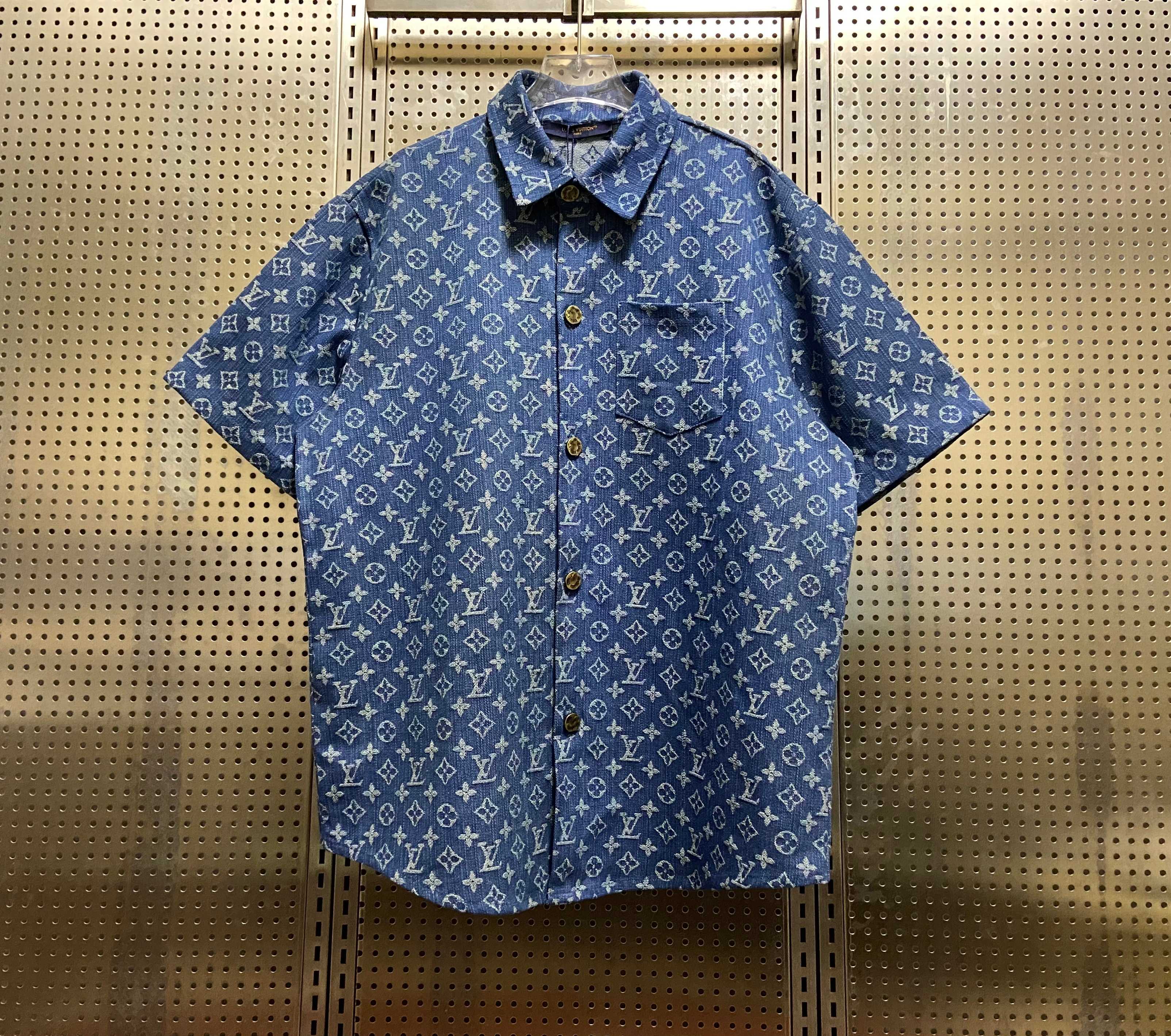 💰150
LV/Louis Vuitton满提花logo竹节纹重工水洗牛仔短袖外套！
定制LV提花牛仔面料！竹节纹牛仔品质拉满！
当下最流行的牛仔短袖外套 内里搭配背心或者短袖 上身超显气质 潮流感爆棚！
定制开模LV纽扣！
180 140斤上身L宽松！
颜色：水洗蓝 尺码：M L XL
        胸围   衣长   
M    120     74      
L     126     76     
XL   132     78