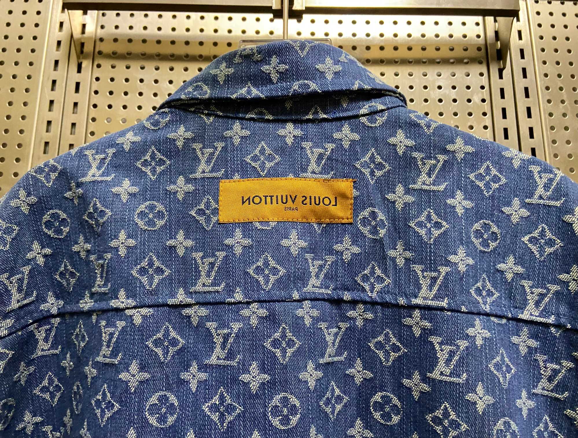 💰150
LV/Louis Vuitton满提花logo竹节纹重工水洗牛仔短袖外套！
定制LV提花牛仔面料！竹节纹牛仔品质拉满！
当下最流行的牛仔短袖外套 内里搭配背心或者短袖 上身超显气质 潮流感爆棚！
定制开模LV纽扣！
180 140斤上身L宽松！
颜色：水洗蓝 尺码：M L XL
        胸围   衣长   
M    120     74      
L     126     76     
XL   132     78