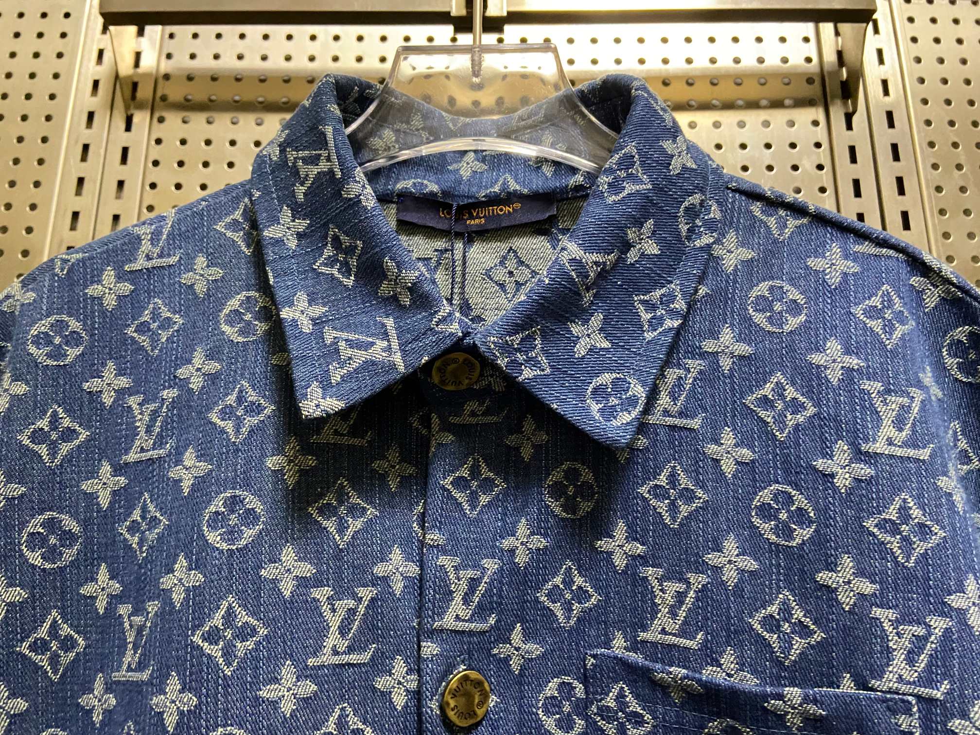 💰150
LV/Louis Vuitton满提花logo竹节纹重工水洗牛仔短袖外套！
定制LV提花牛仔面料！竹节纹牛仔品质拉满！
当下最流行的牛仔短袖外套 内里搭配背心或者短袖 上身超显气质 潮流感爆棚！
定制开模LV纽扣！
180 140斤上身L宽松！
颜色：水洗蓝 尺码：M L XL
        胸围   衣长   
M    120     74      
L     126     76     
XL   132     78