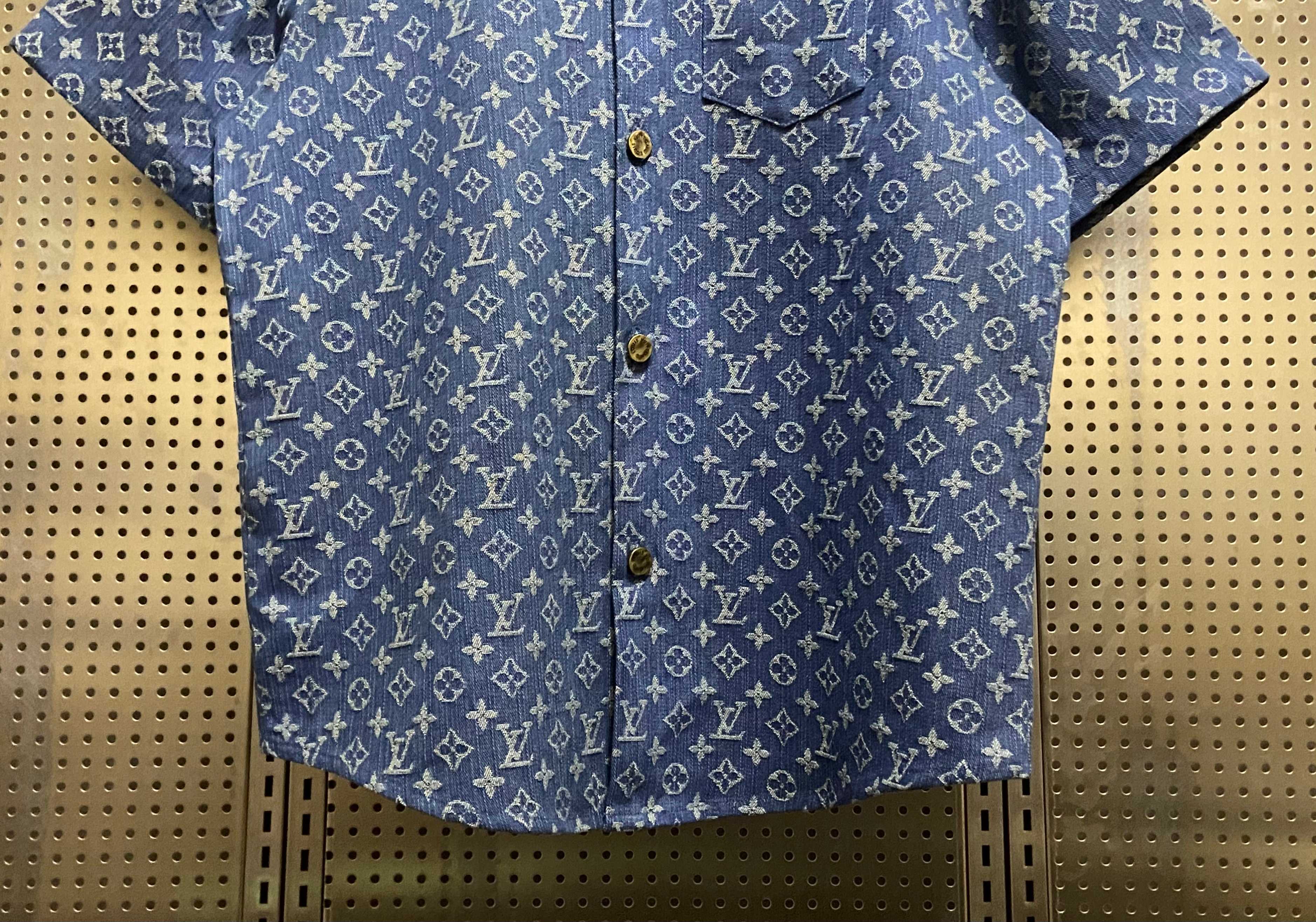 💰150
LV/Louis Vuitton满提花logo竹节纹重工水洗牛仔短袖外套！
定制LV提花牛仔面料！竹节纹牛仔品质拉满！
当下最流行的牛仔短袖外套 内里搭配背心或者短袖 上身超显气质 潮流感爆棚！
定制开模LV纽扣！
180 140斤上身L宽松！
颜色：水洗蓝 尺码：M L XL
        胸围   衣长   
M    120     74      
L     126     76     
XL   132     78