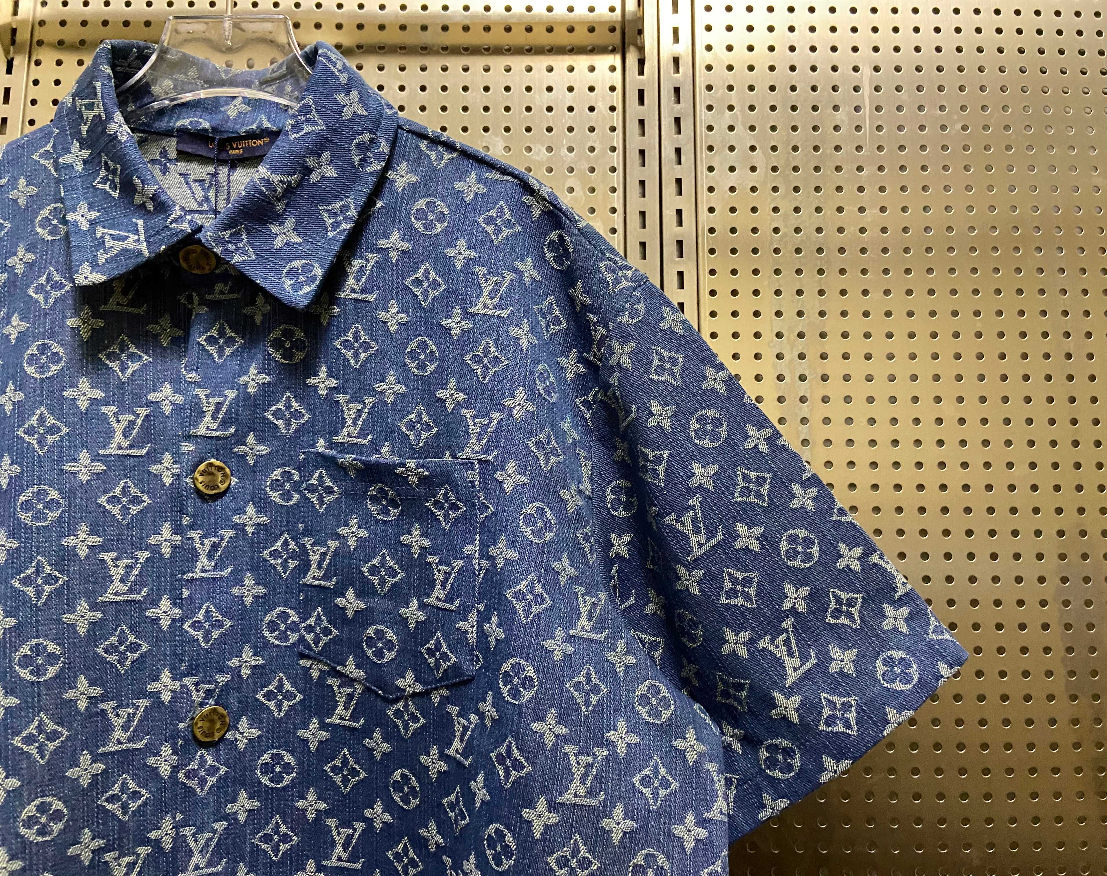 💰150
LV/Louis Vuitton满提花logo竹节纹重工水洗牛仔短袖外套！
定制LV提花牛仔面料！竹节纹牛仔品质拉满！
当下最流行的牛仔短袖外套 内里搭配背心或者短袖 上身超显气质 潮流感爆棚！
定制开模LV纽扣！
180 140斤上身L宽松！
颜色：水洗蓝 尺码：M L XL
        胸围   衣长   
M    120     74      
L     126     76     
XL   132     78