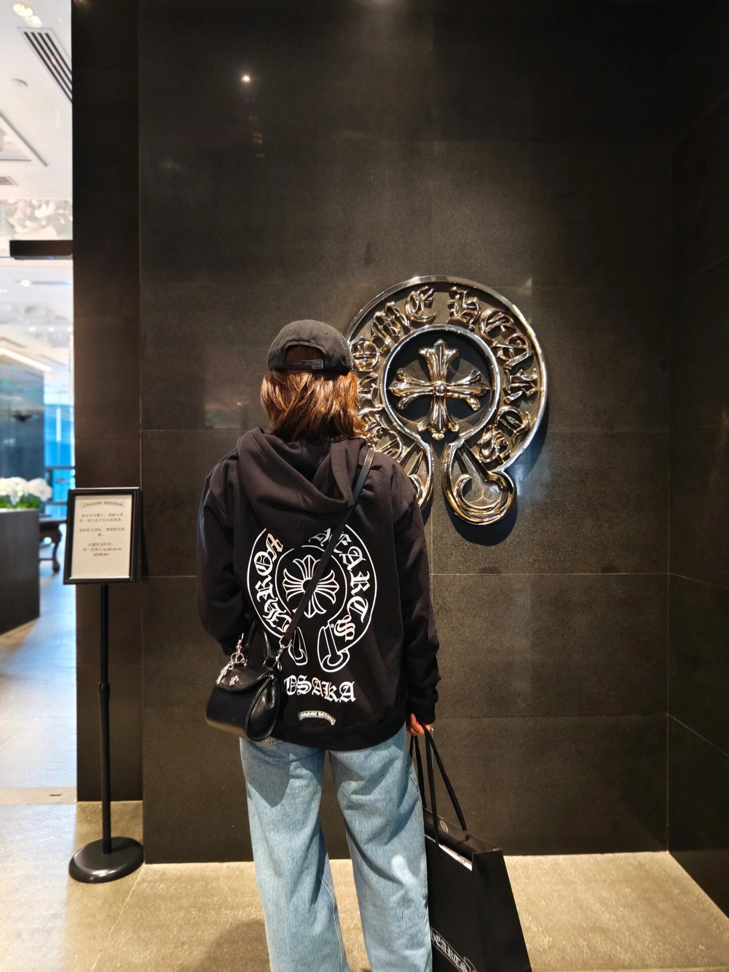 💰240
Chrome Hearts/克罗心冬季新款十字马蹄梵文字母情侣款重磅加厚连帽卫衣！高品质重磅款！ 宽松版型！
定制400克高端活性黑重磅双面面料！重工定制 不计成本！上身立体有型不褶皱！
肩部和下摆二本针加固！增加立体感！
180 140斤上身L宽松！女生穿M即可！
颜色：活性黑 尺码：M L XL
       胸围   衣长
M    112    70
L      118    72
XL    124    74