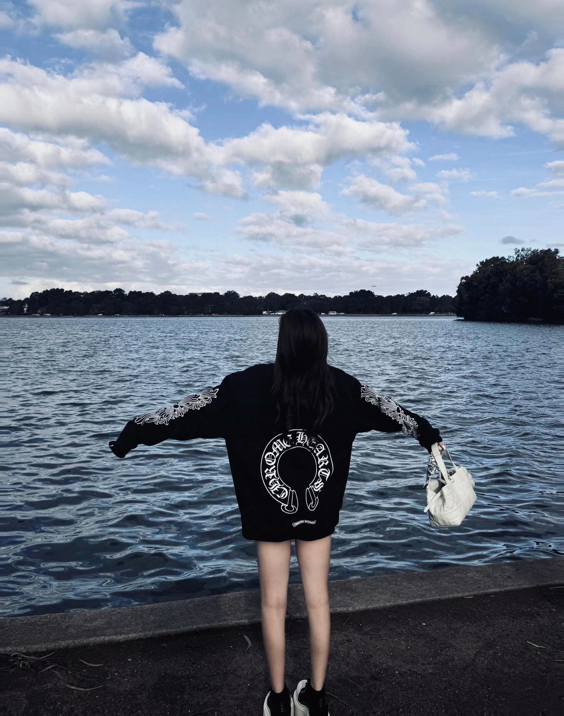 Chrome Hearts/克罗心冬季新款后背大马蹄情侣款重磅圆领加厚卫衣!高品质重磅款! 宽松版型! 定制400克高端活性黑重磅双面面料!重工定制 不计成本!上身立体有型不褶皱! 肩部和下摆二本针加固!增加立体感! 180 140斤上身L宽松!女生穿M即可! 颜色:活性黑 胸围 衣长 M 112 70 L 118 72 XL 124 74