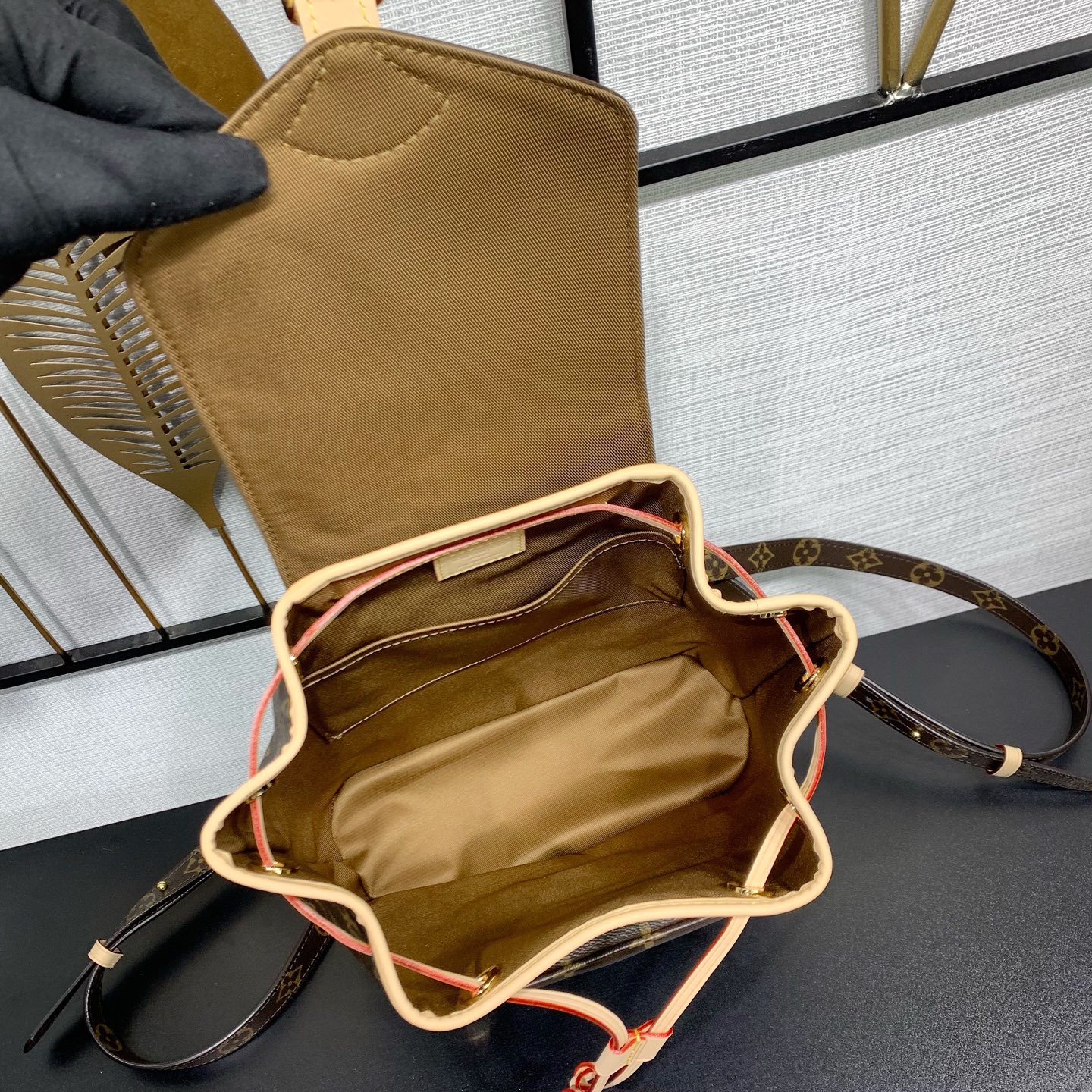 【顶级原单】 款号：M11198       从1994年推出的豪斯的蒙苏里背包中获得灵感，在Monogram 帆布材质