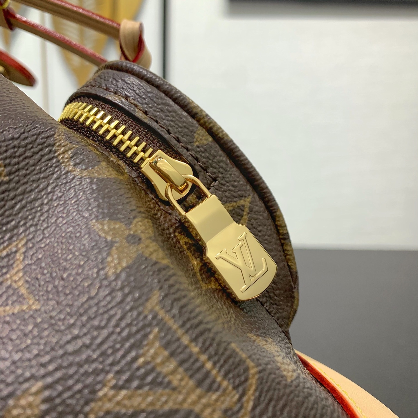 【顶级原单】 款号：M11198       从1994年推出的豪斯的蒙苏里背包中获得灵感，在Monogram 帆布材质