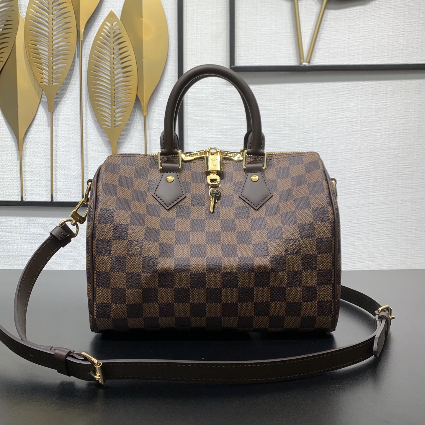 【顶级原单】 款号:N40575钢扣 Speedy 系列手袋原为 1930 年代的旅行者而设计,以此之名致敬 【顶级原单】 款号:N40575钢扣 Speedy 系列手袋原为 1930 年代的旅行者而设计,以此之名致敬