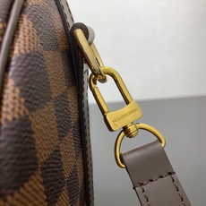 【顶级原单】 款号:N40575钢扣 Speedy 系列手袋原为 1930 年代的旅行者而设计,以此之名致敬 【顶级原单】 款号:N40575钢扣 Speedy 系列手袋原为 1930 年代的旅行者而设计,以此之名致敬