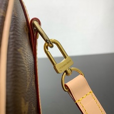 【顶级原单】 款号:M46977钢扣 Speedy 系列手袋原为旅行者而设计,借由此名致敬 1930 年代蓬 【顶级原单】 款号:M46977钢扣 Speedy 系列手袋原为旅行者而设计,借由此名致敬 1930 年代蓬