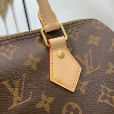【顶级原单】 款号:M46977钢扣 Speedy 系列手袋原为旅行者而设计,借由此名致敬 1930 年代蓬 【顶级原单】 款号:M46977钢扣 Speedy 系列手袋原为旅行者而设计,借由此名致敬 1930 年代蓬