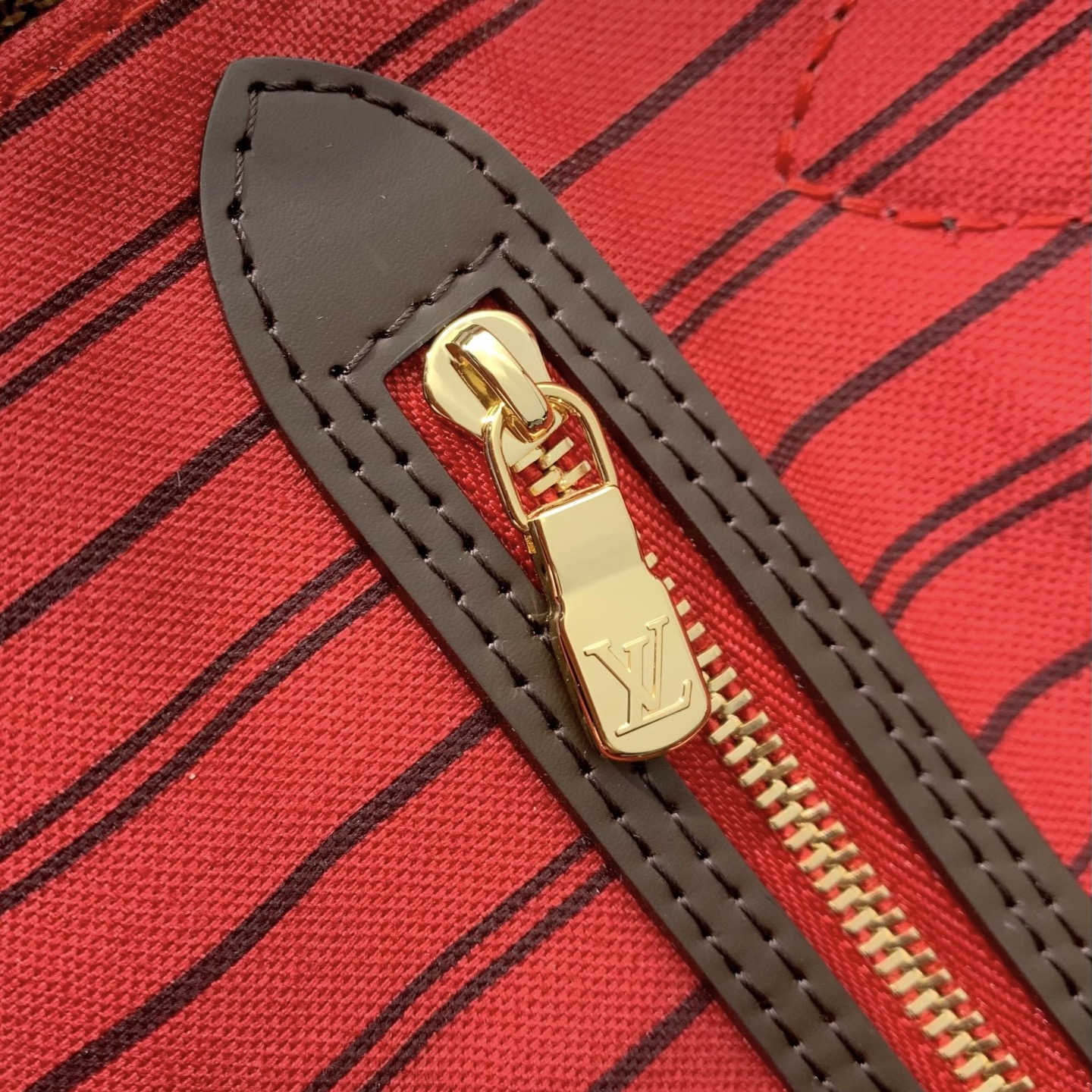 【顶级原单】 款号：N40599钢扣        本款 Neverfull 中号托特包为 Damier Ebene 帆