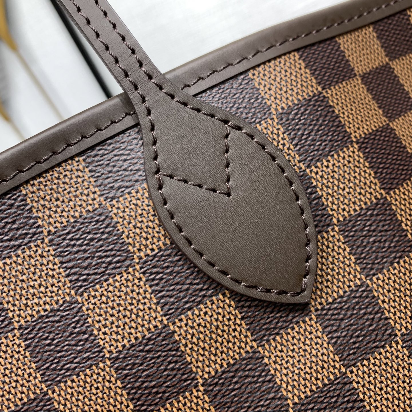 【顶级原单】 款号：N40599钢扣        本款 Neverfull 中号托特包为 Damier Ebene 帆