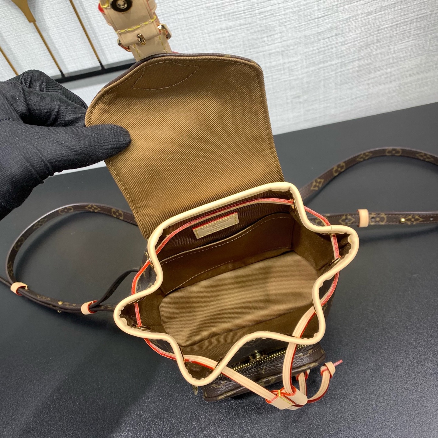 【顶级原单】 款号：M11199       从1994年推出的豪斯的蒙苏里背包中获得灵感，在Monogram 帆布材质