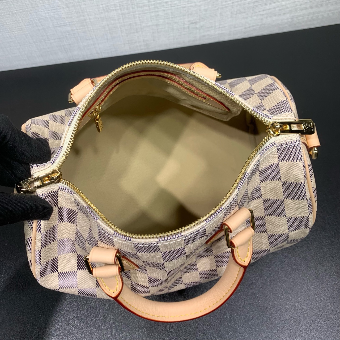 【顶级原单】 款号：N40608（钢扣）        Speedy 系列手袋原为旅行者而设计，借由此名致敬 1930 