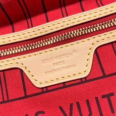 【顶级原单】 款号:M41001新版 (钢扣) Neverfull PM手提袋对永恒的设计与传统的细节。 【顶级原单】 款号:M41001新版 (钢扣) Neverfull PM手提袋对永恒的设计与传统的细节。
