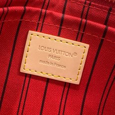 【顶级原单】 款号:M41001新版 (钢扣) Neverfull PM手提袋对永恒的设计与传统的细节。 【顶级原单】 款号:M41001新版 (钢扣) Neverfull PM手提袋对永恒的设计与传统的细节。