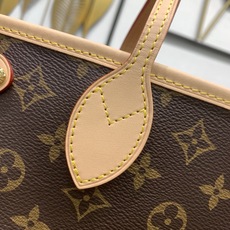 【顶级原单】 款号:M41001新版 (钢扣) Neverfull PM手提袋对永恒的设计与传统的细节。 【顶级原单】 款号:M41001新版 (钢扣) Neverfull PM手提袋对永恒的设计与传统的细节。
